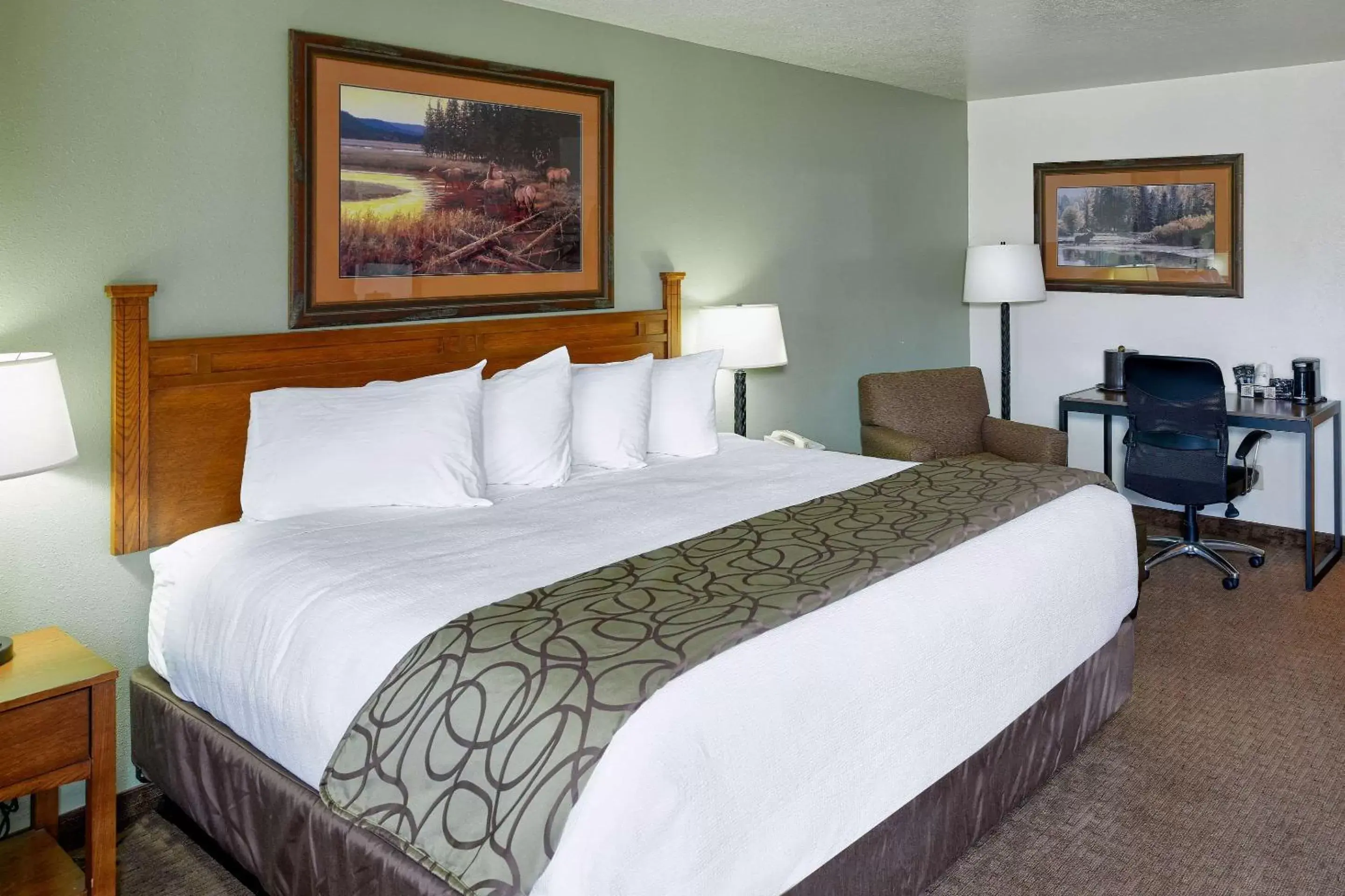 Bed in The Ridgeline Hotel at Yellowstone, Ascend Hotel Collection