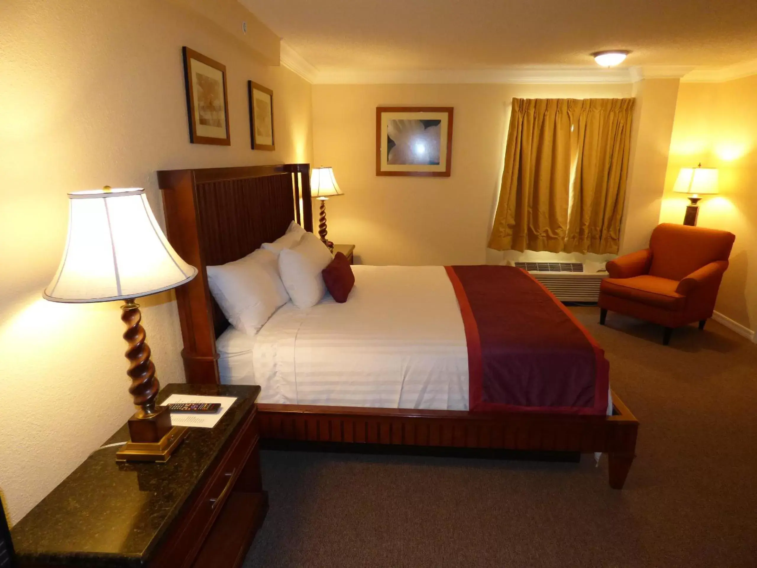 Bed in Days Inn & Suites by Wyndham Lake Okeechobee
