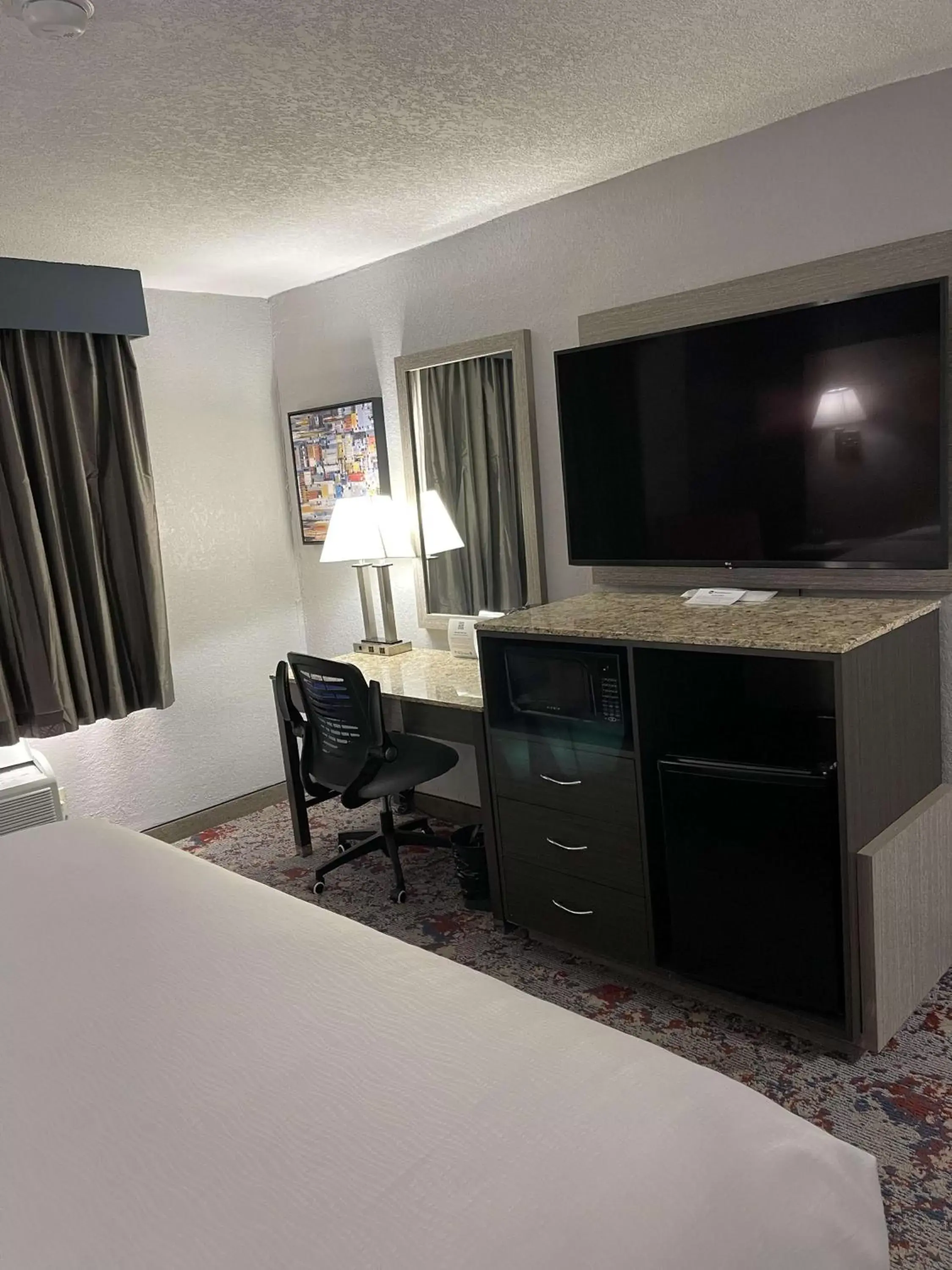 Bedroom, TV/Entertainment Center in Best Western Kokomo Hotel