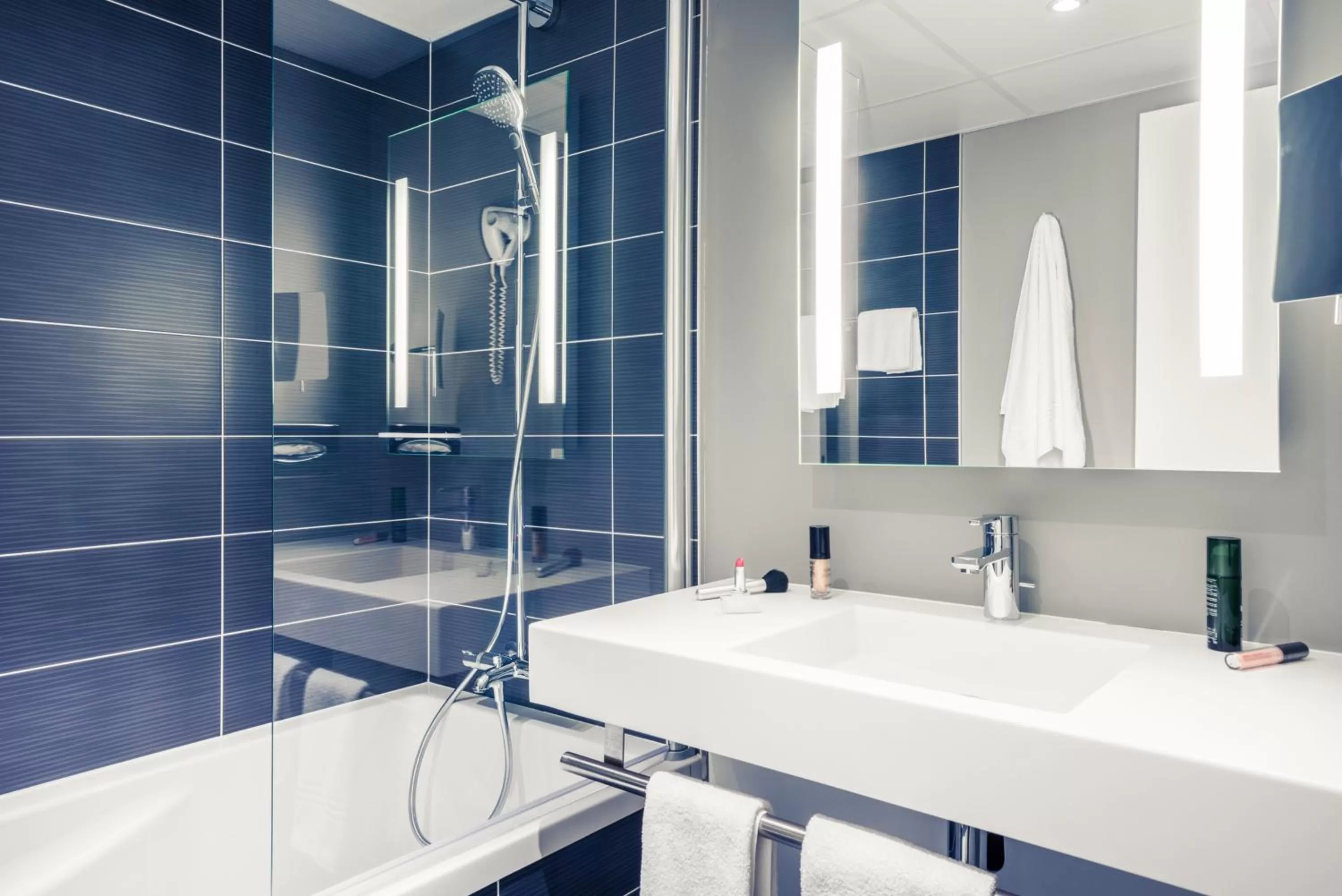 Shower in Mercure Compiègne Sud