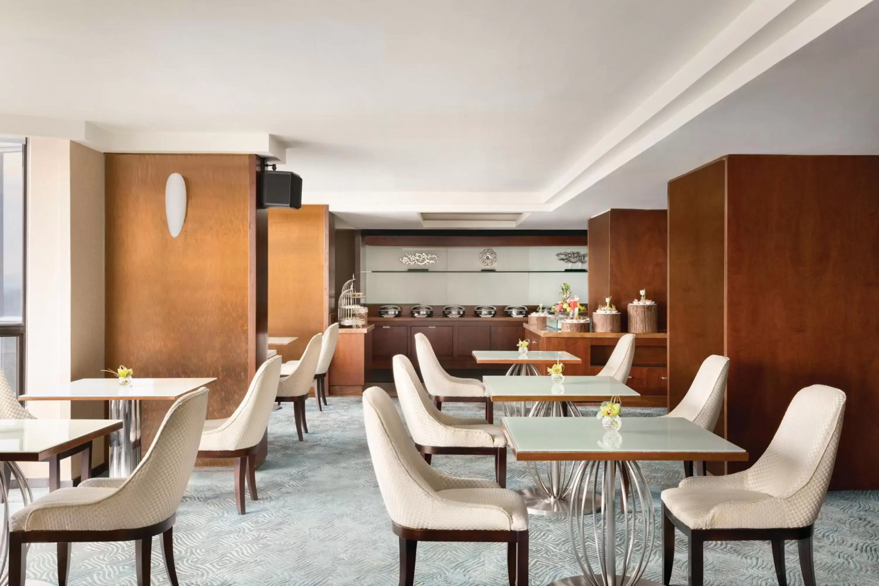 Lounge or bar in Shangri-La Shenzhen - Nearby Luohu Border, Outdoor Swimming Pool Lounge or bar in Shangri-La Shenzhen - Nearby Luohu Border, Outdoor Swimming Pool