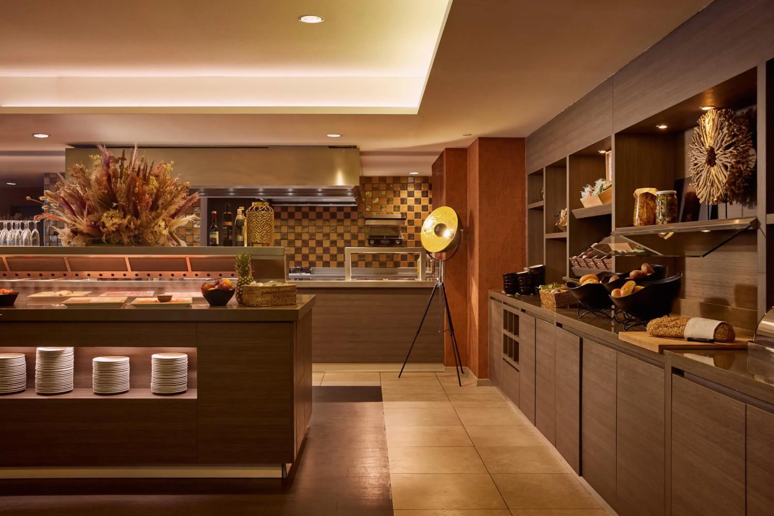 Restaurant/places to eat, Kitchen/Kitchenette in Van der Valk Hotel Dennenhof