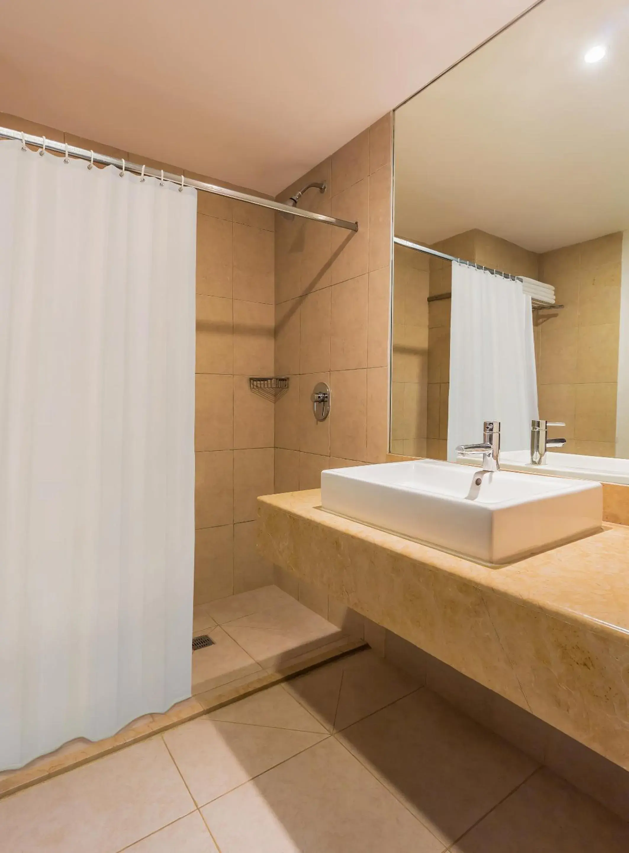 Bathroom in Hotel Yes Inn Nuevo Veracruz