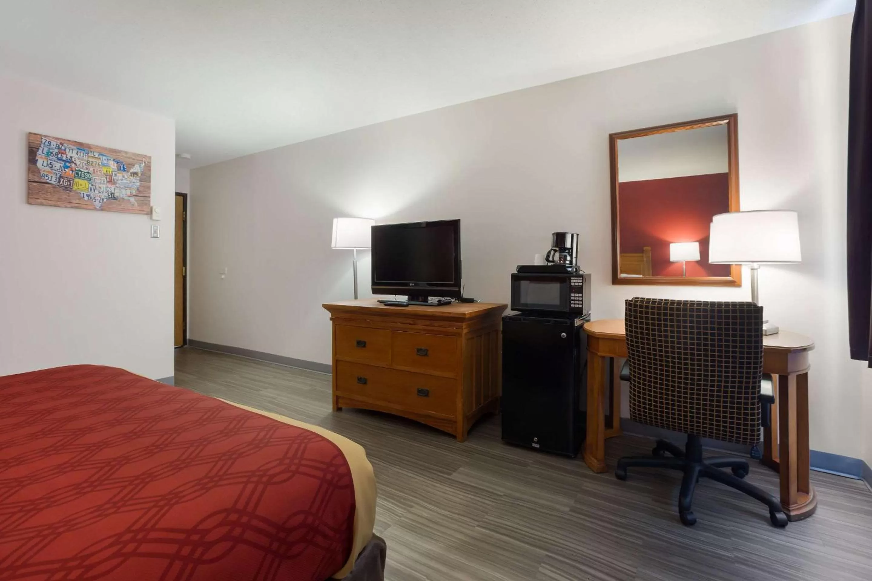 Photo of the whole room, Bed in Econo Lodge Inn & Suites Escanaba North