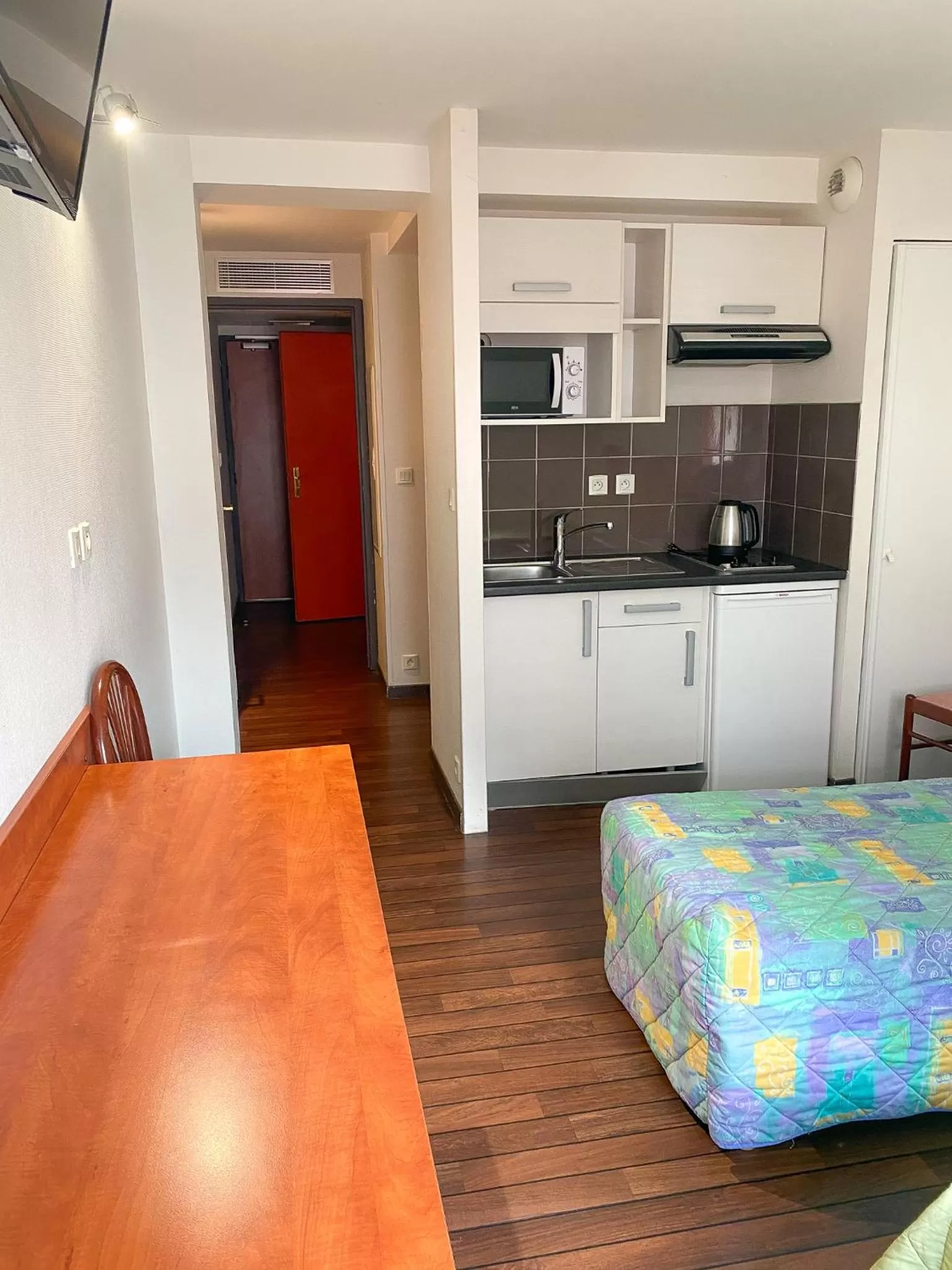 Kitchen or kitchenette, Bed in Résidence du Soleil