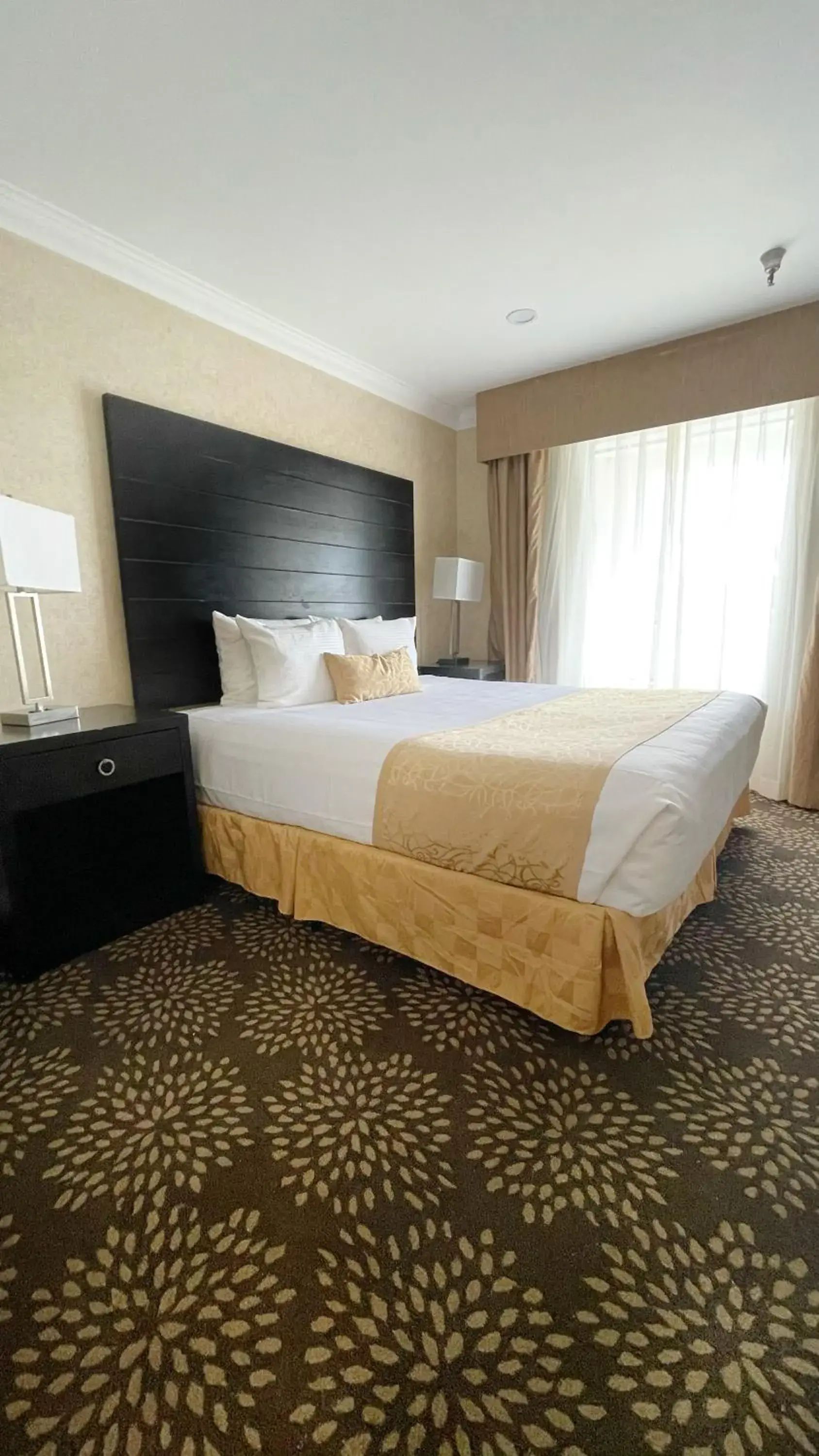 Bedroom, Bed in Hotel d'Lins Ontario Airport