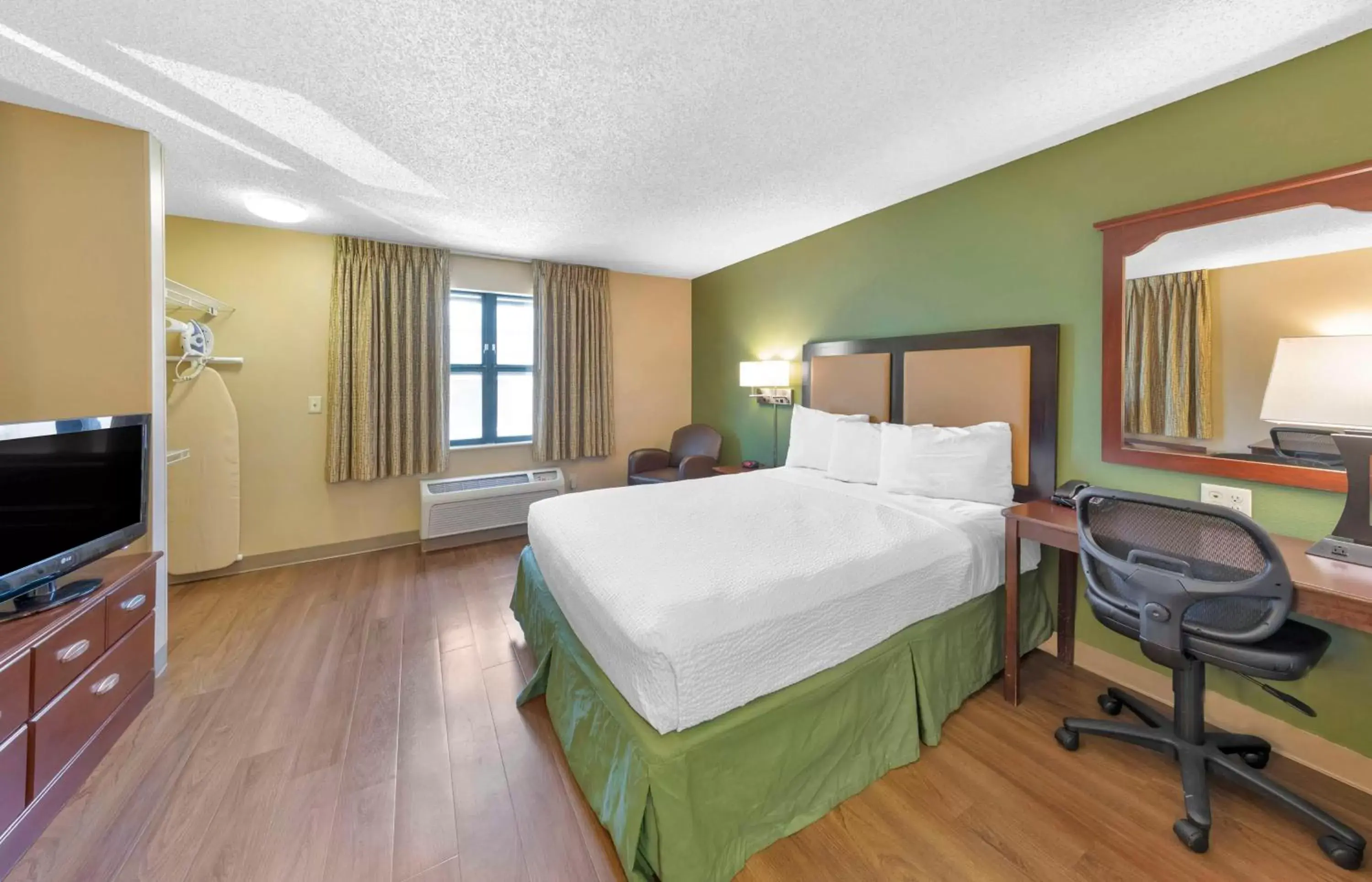 Bedroom in Extended Stay America Suites - Orange County - Yorba Linda