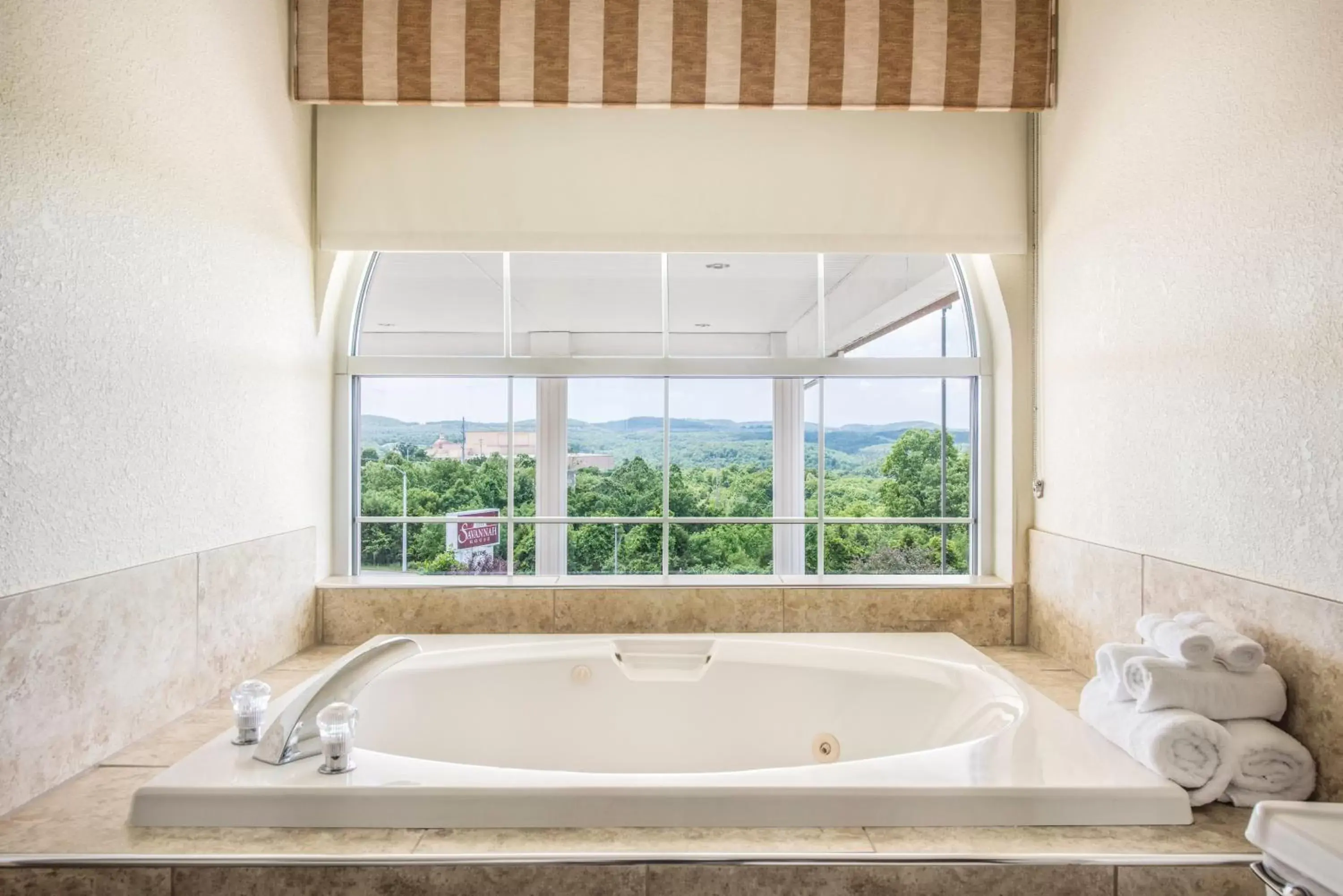 Bathroom in Savannah House Hotel