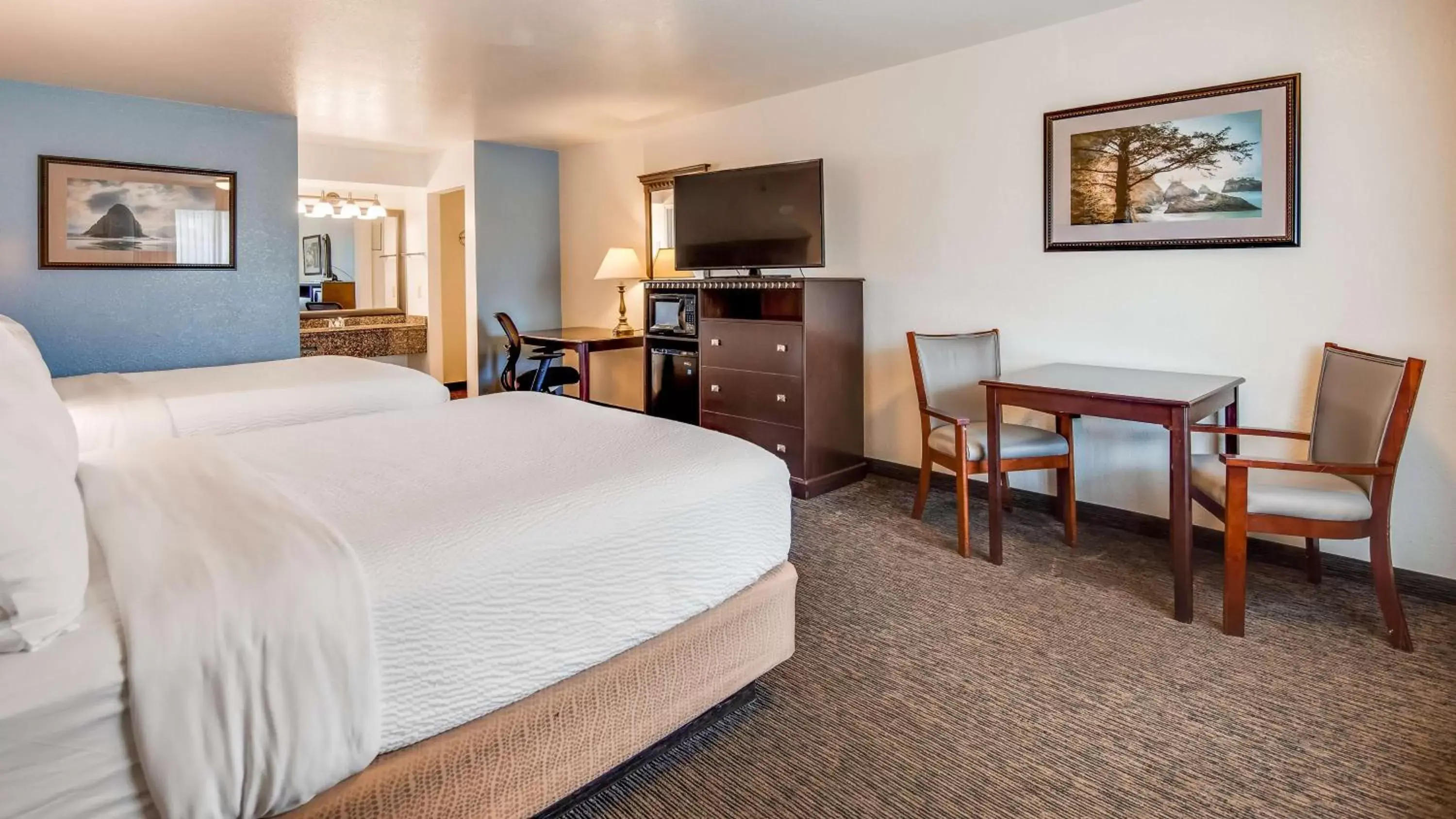 Photo of the whole room, TV/Entertainment Center in Best Western Arcata Inn