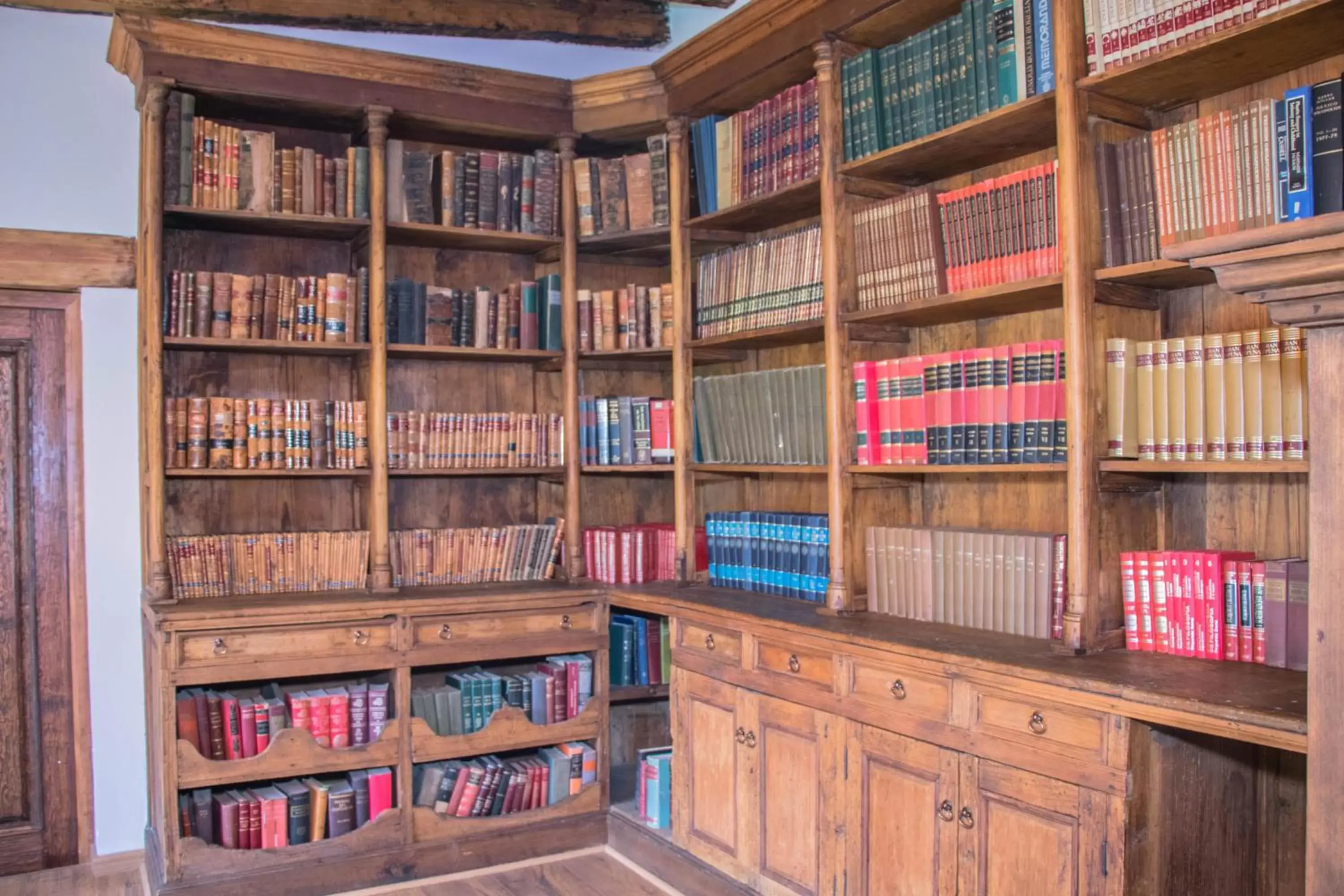 Decorative detail, Library in Gamma Morelia Vista Bella