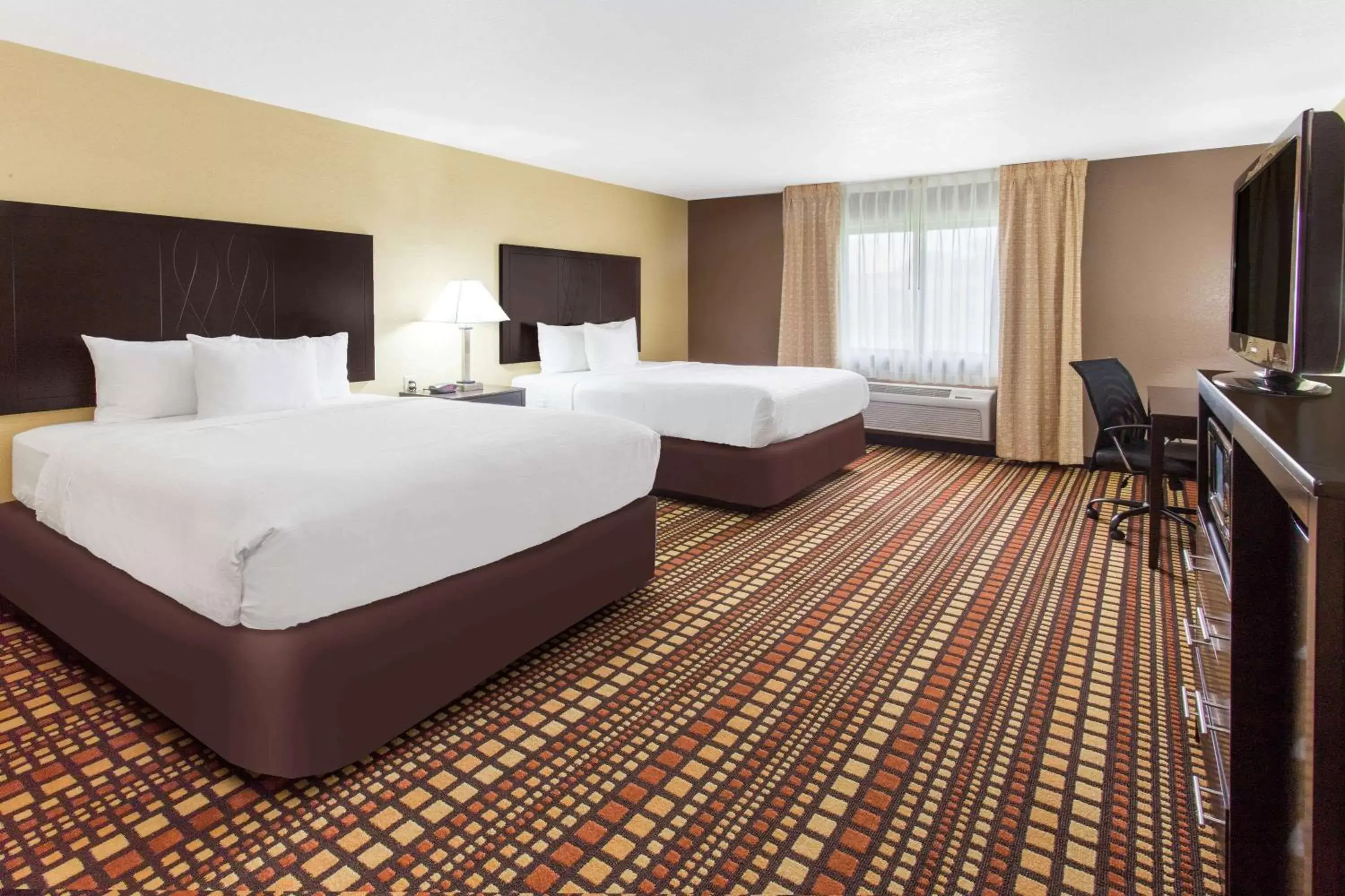 Photo of the whole room, Bed in Days Inn & Suites by Wyndham Davenport East