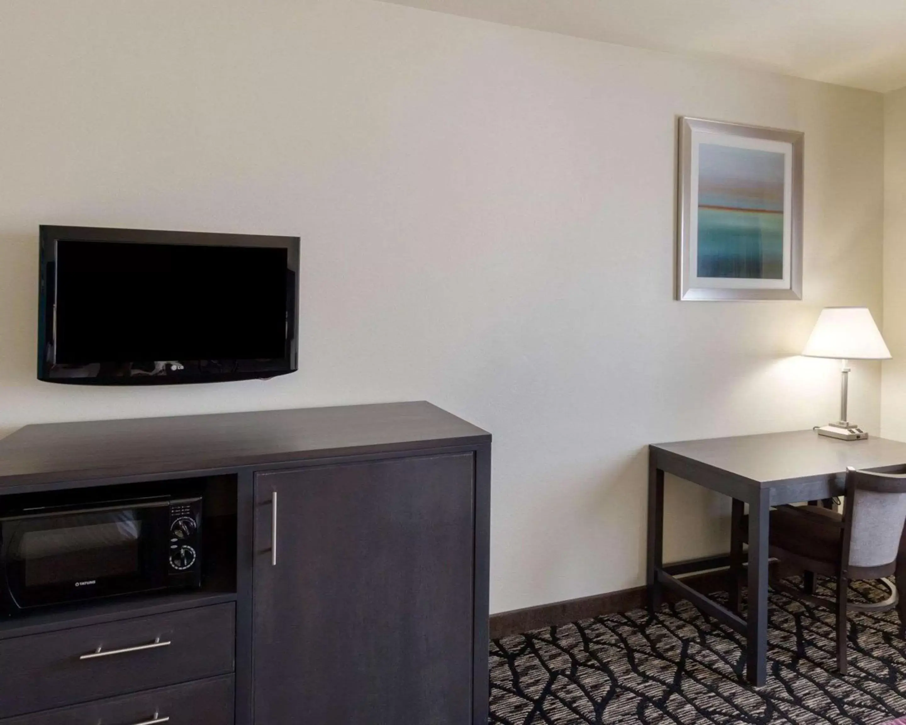 Photo of the whole room, TV/Entertainment Center in Quality Inn Buffalo