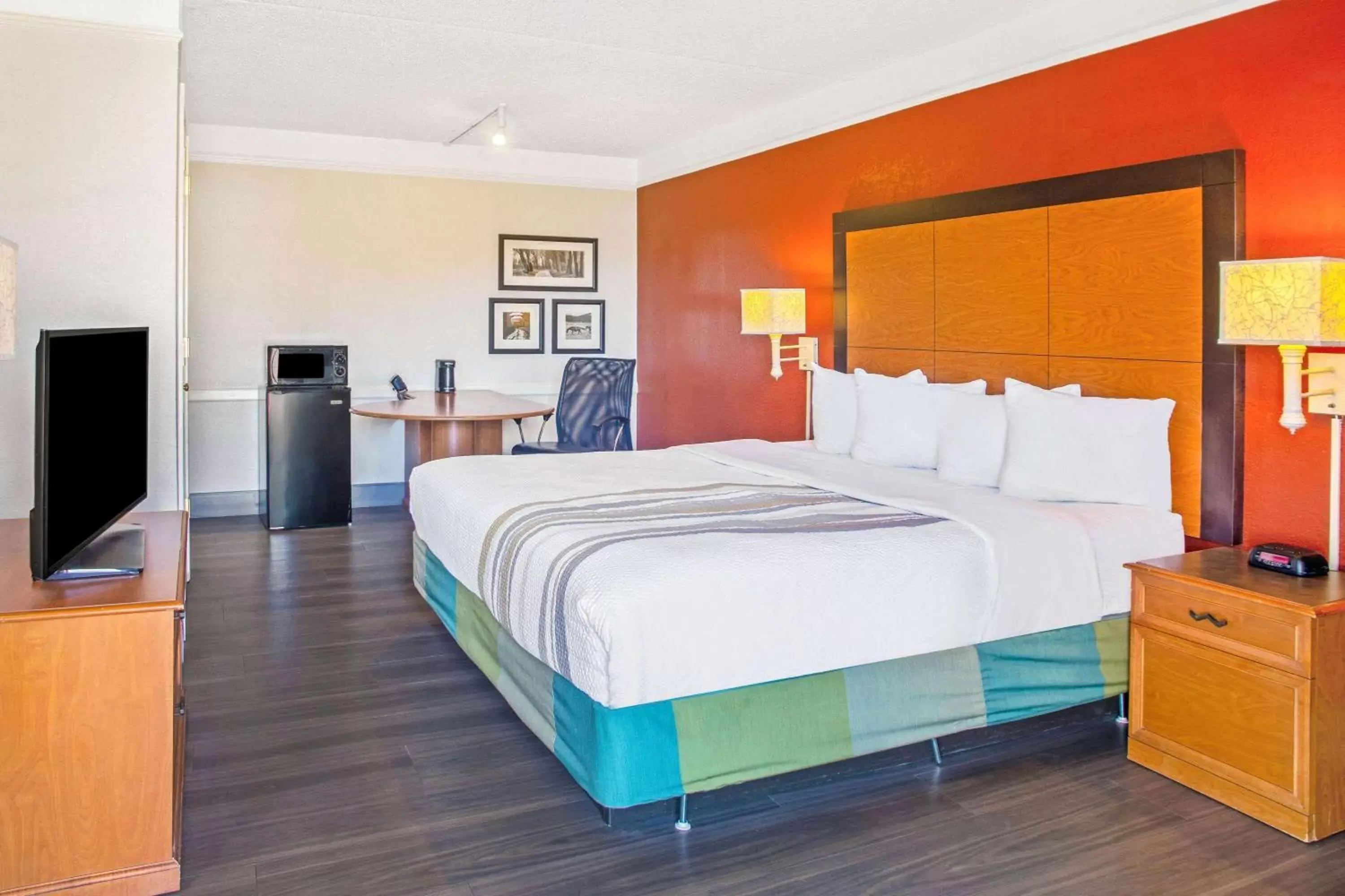 Photo of the whole room, Bed in La Quinta Inn by Wyndham Victoria