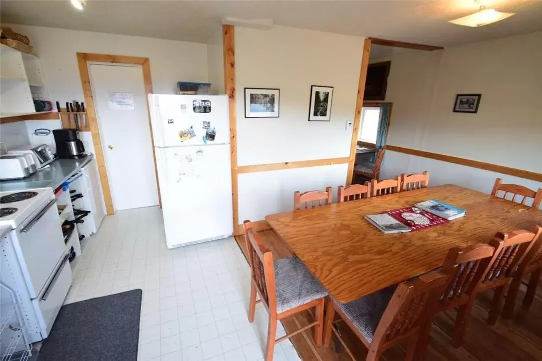 Communal kitchen, Dining Area in Misty River Lodge