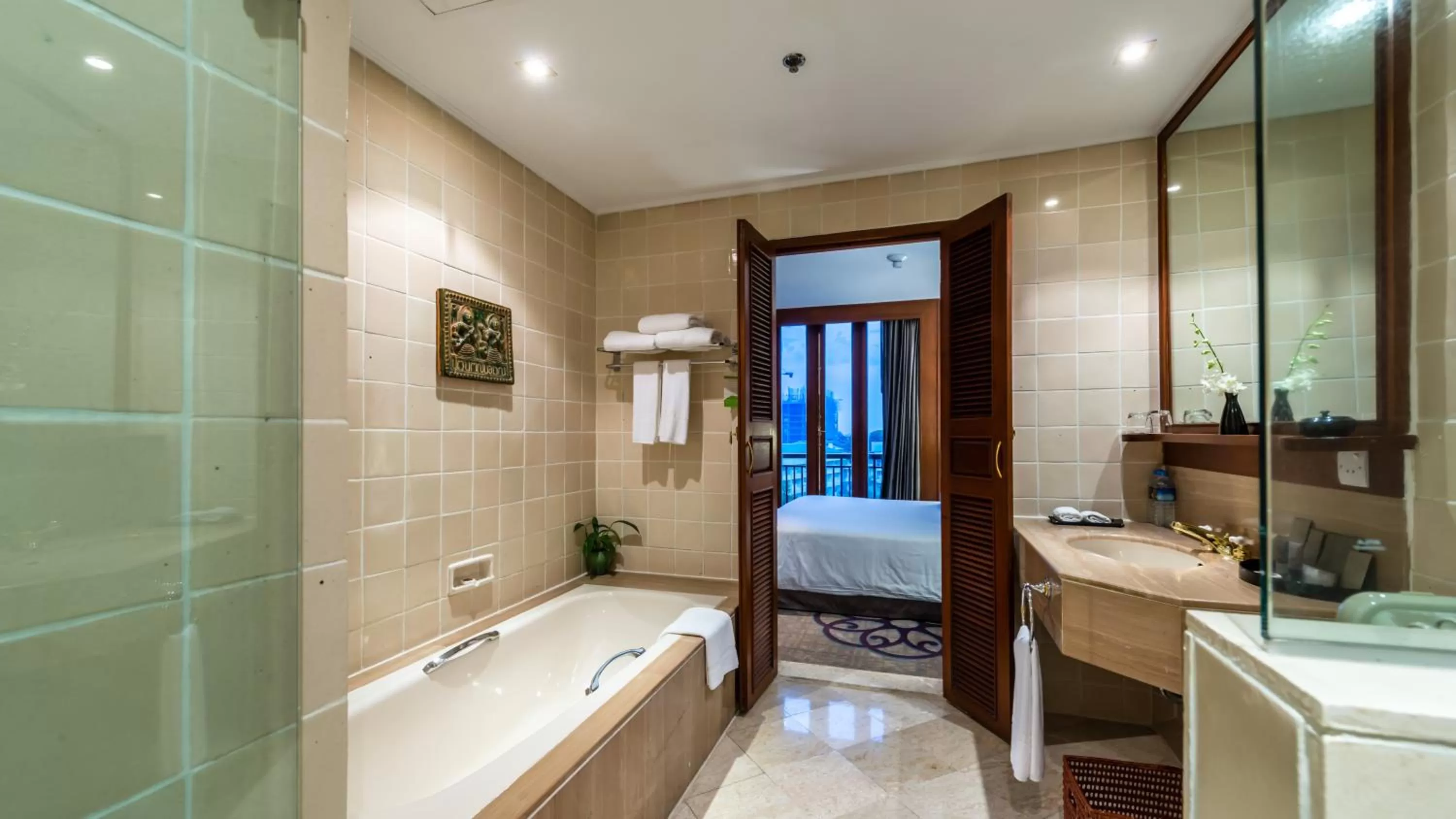 Shower, Bed in Chatrium Hotel Royal Lake Yangon