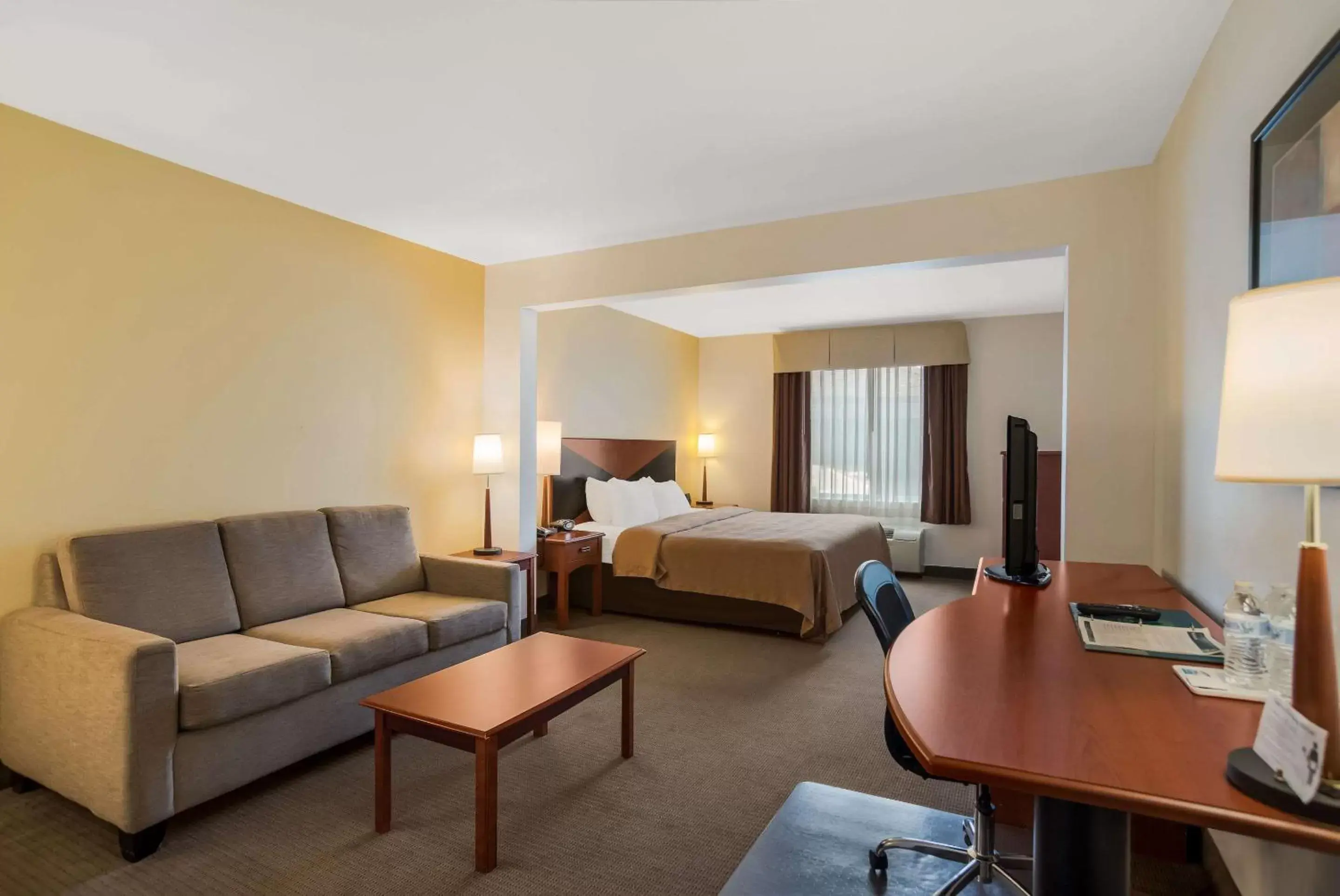 Bedroom, Seating Area in Quality Inn & Suites Chambersburg