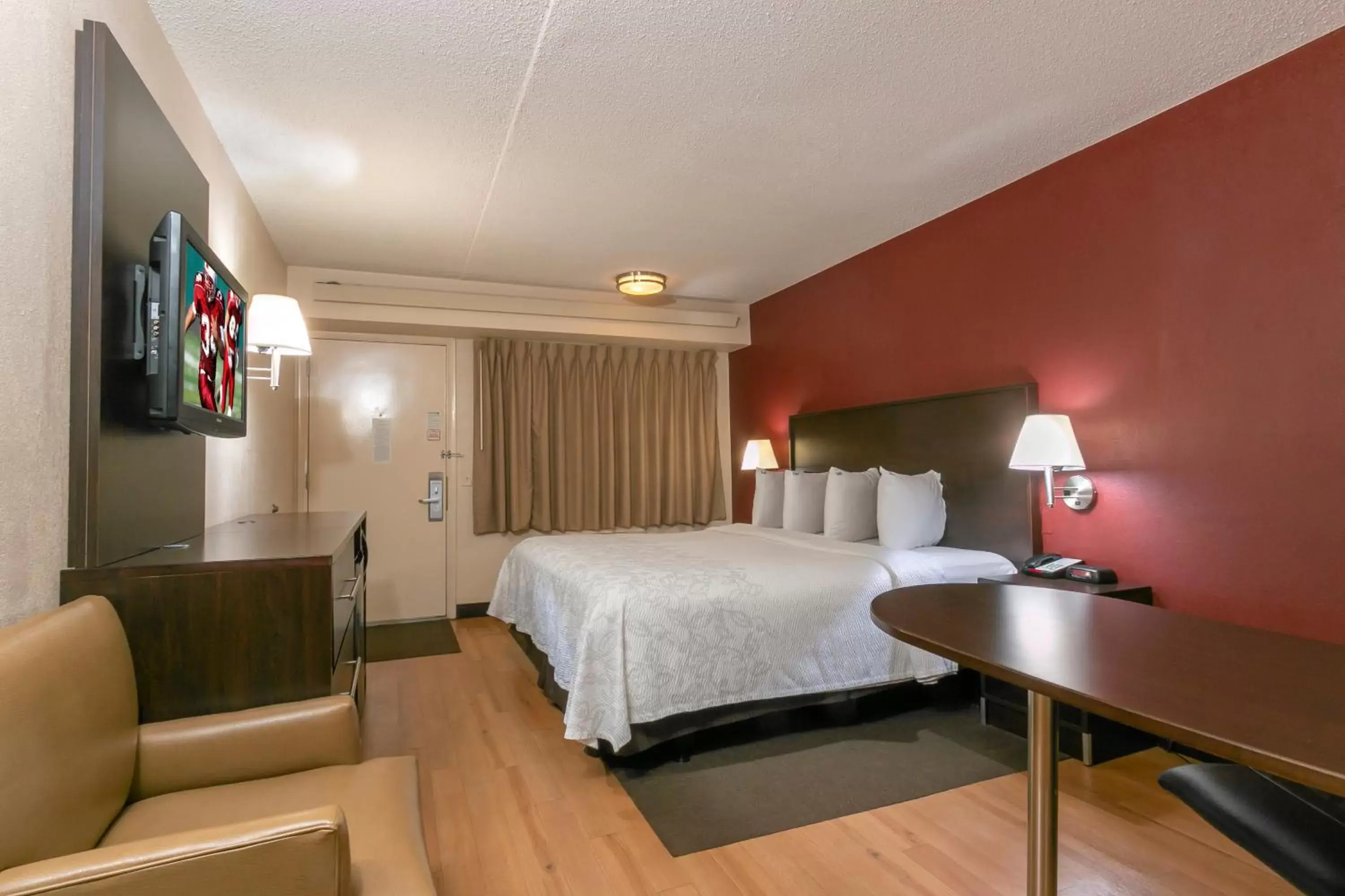 Bedroom, Bed in Red Roof Inn PLUS+ Ann Arbor - U of Michigan North
