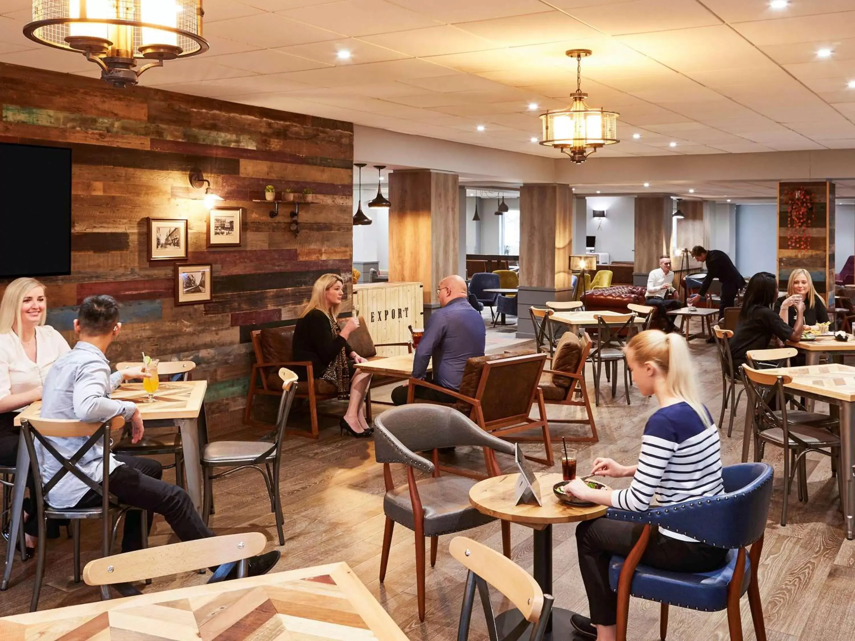 Lounge or bar, Restaurant/Places to Eat in Novotel Wolverhampton City Centre