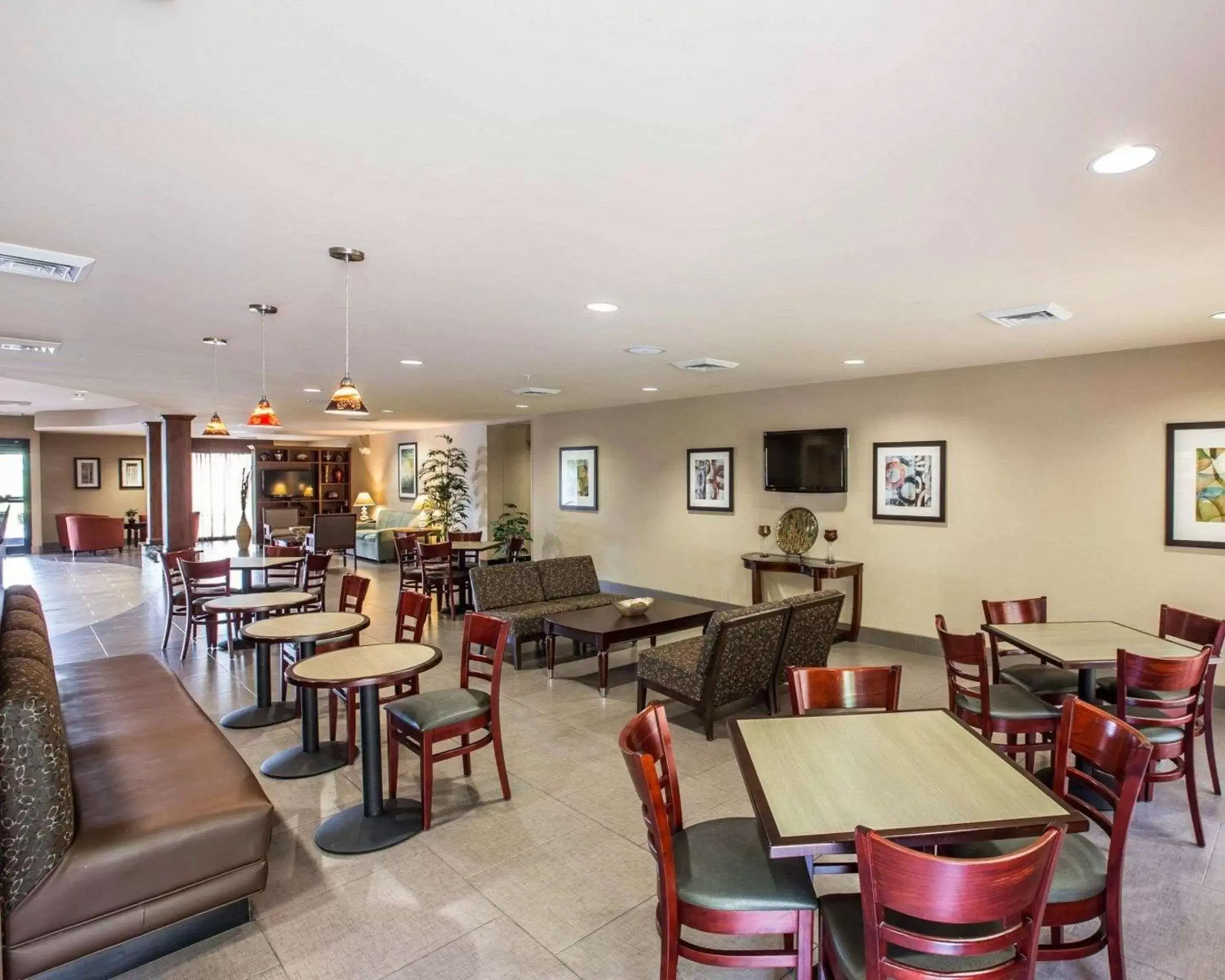 Restaurant/Places to Eat in Comfort Suites Whitsett