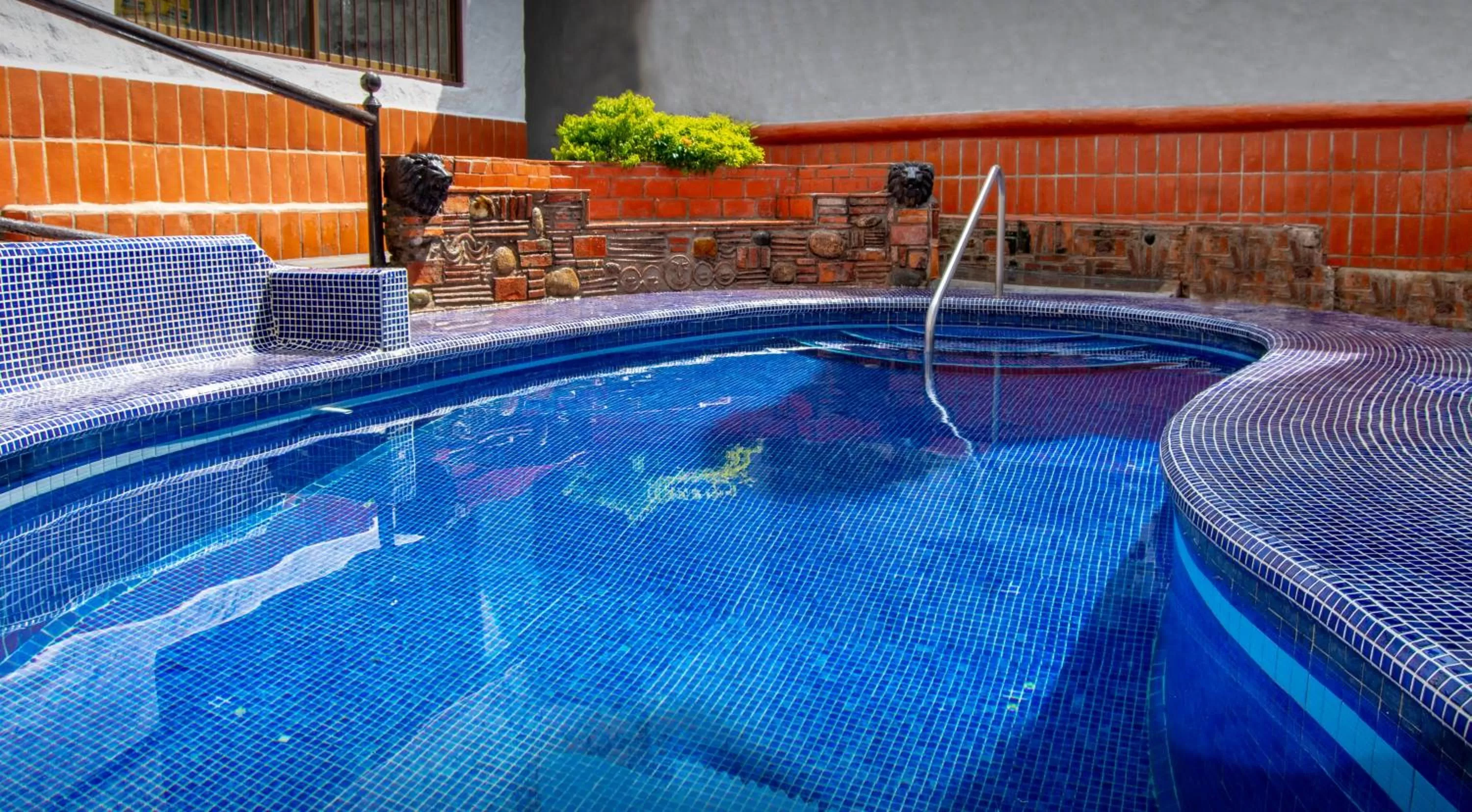 Swimming pool in Petit Hotel Pilitas