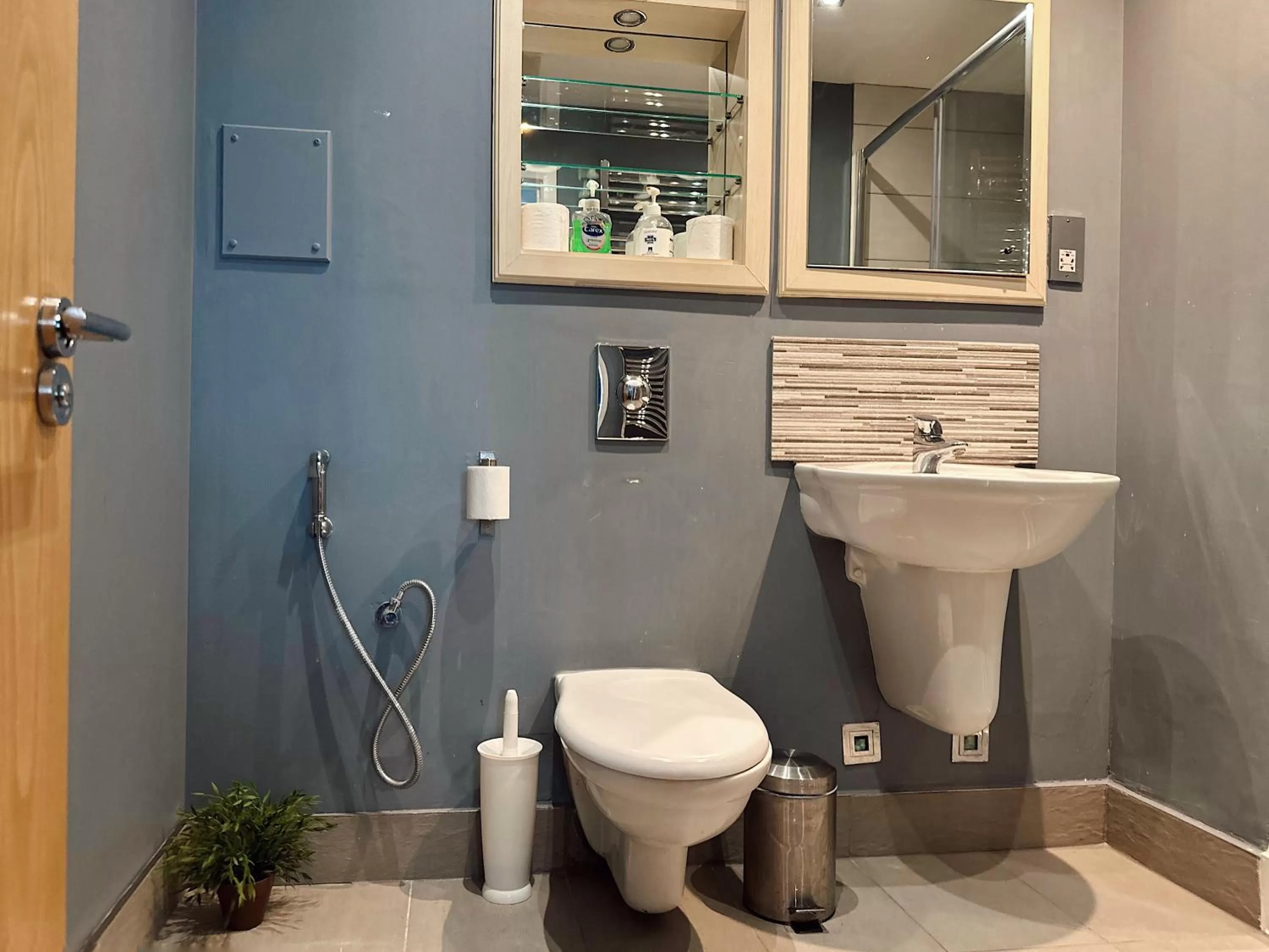 Shower in Canary Wharf - Luxury Apartments