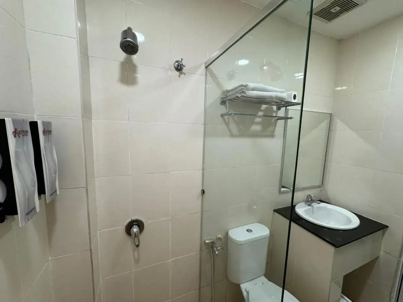 Shower, Bathroom in Aeton Hotel