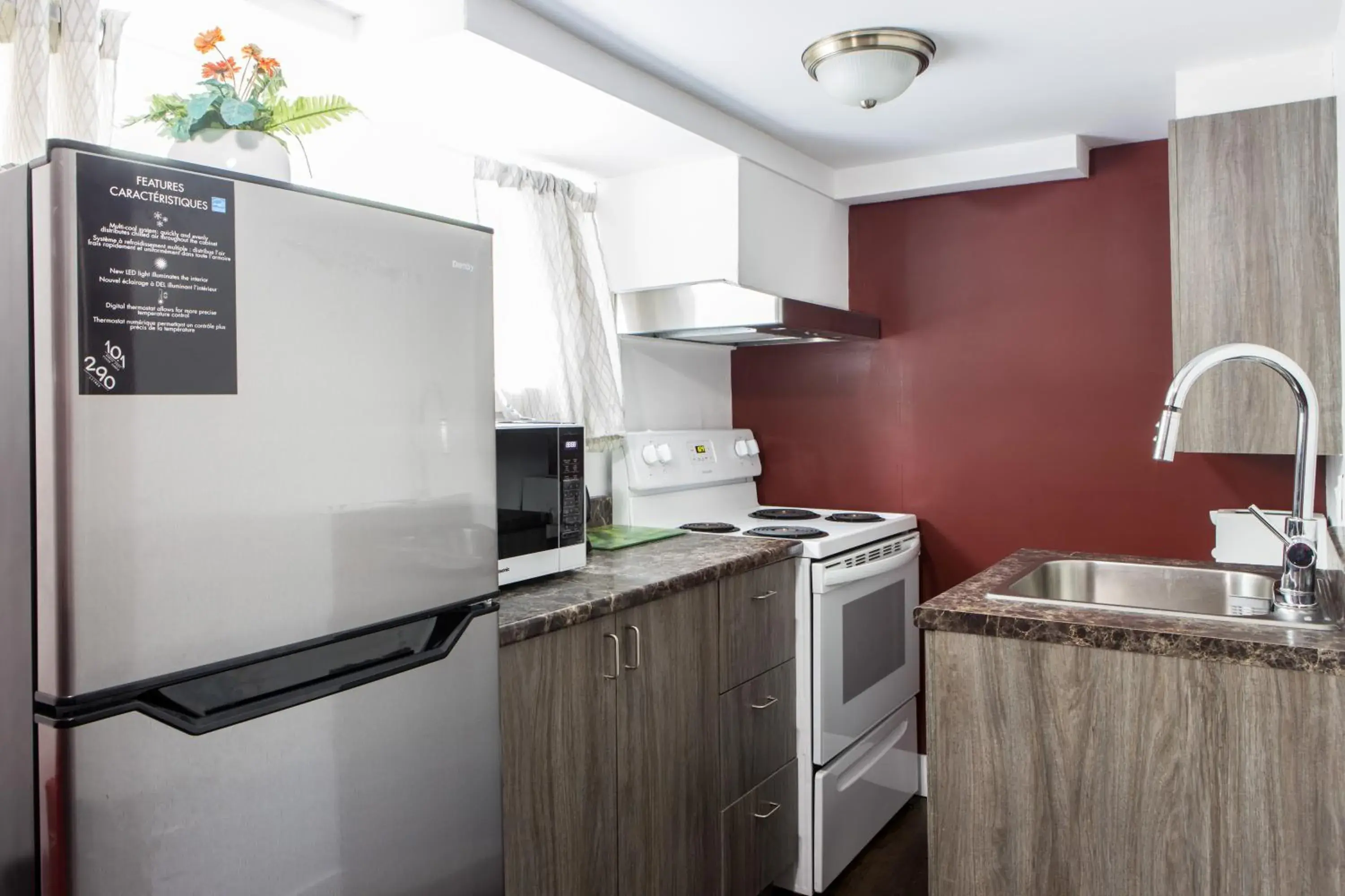 Kitchen/Kitchenette in Auberge Motel LA RÉFÉRENCE