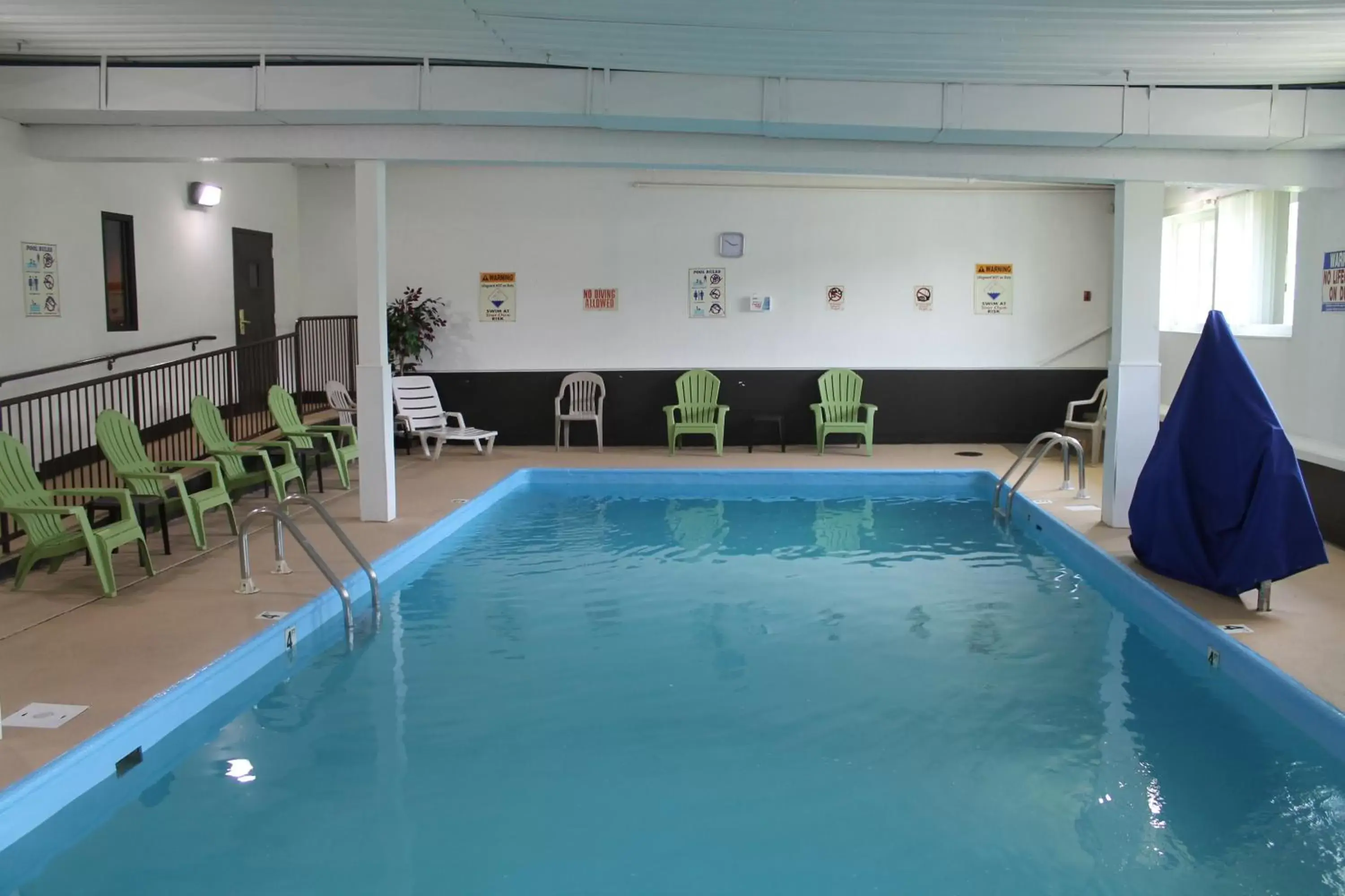 Swimming Pool in Days Inn & Suites by Wyndham Bridgeport - Clarksburg