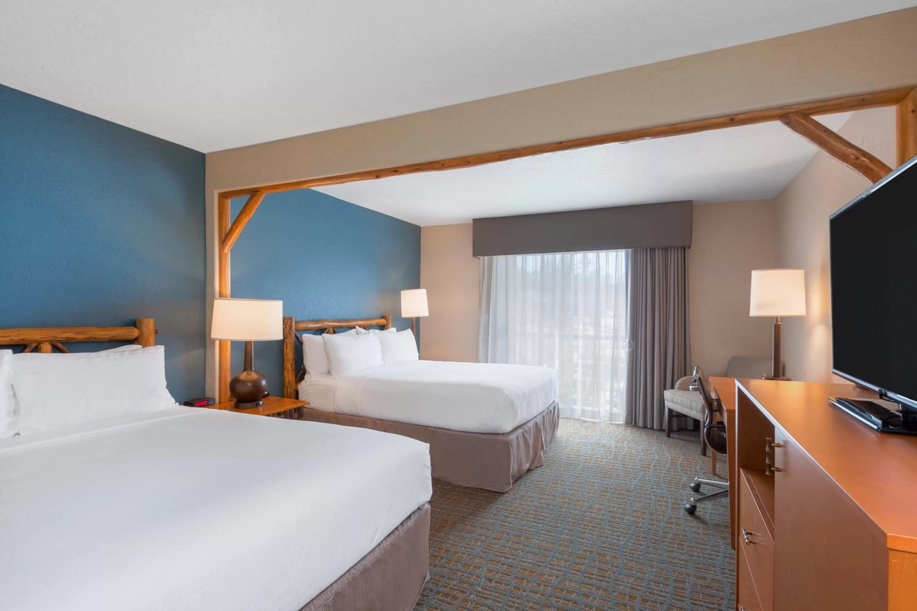 Photo of the whole room, Bed in Holiday Inn Resort The Lodge at Big Bear Lake by IHG