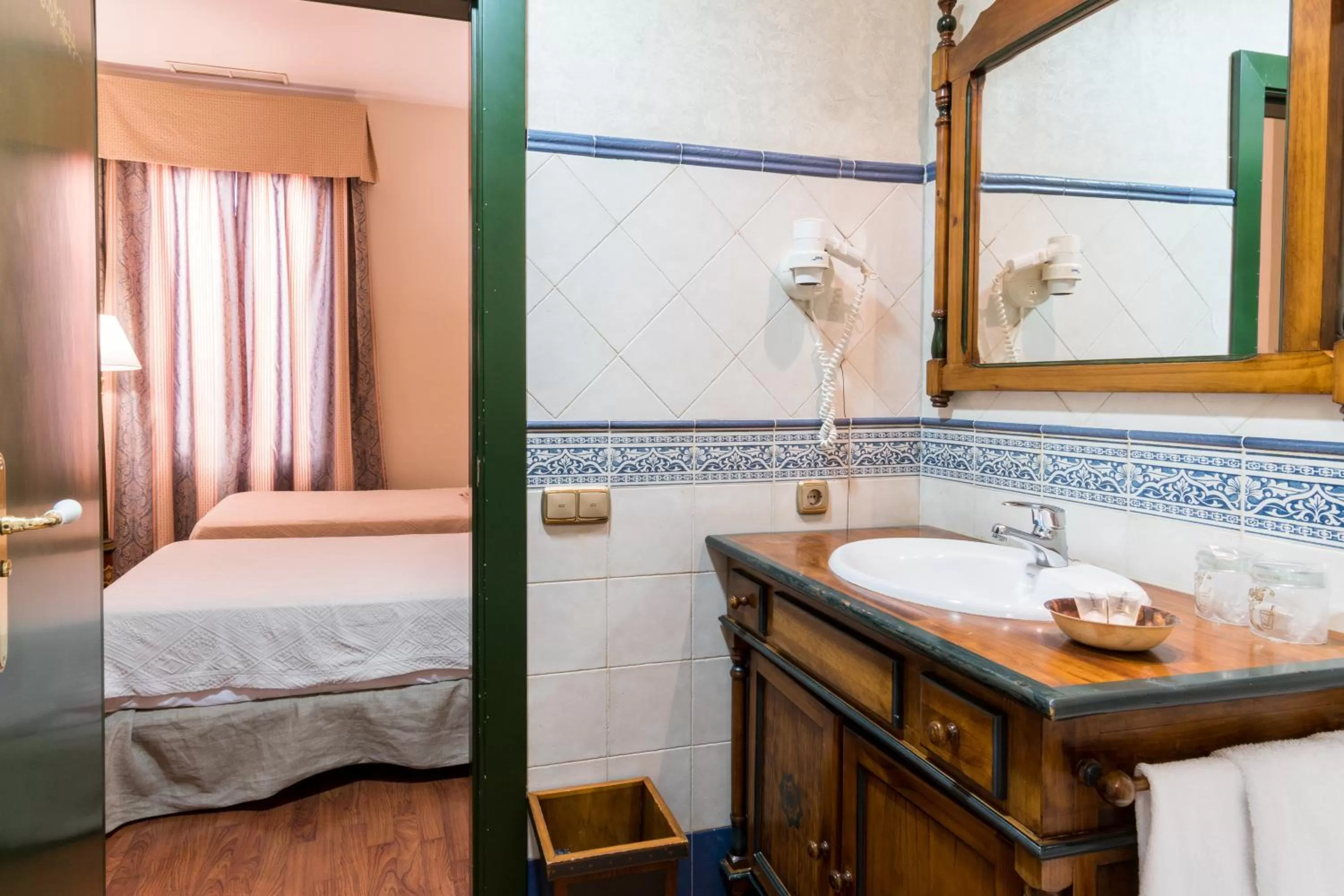 Bathroom, Bed in Hotel Plaza Nueva