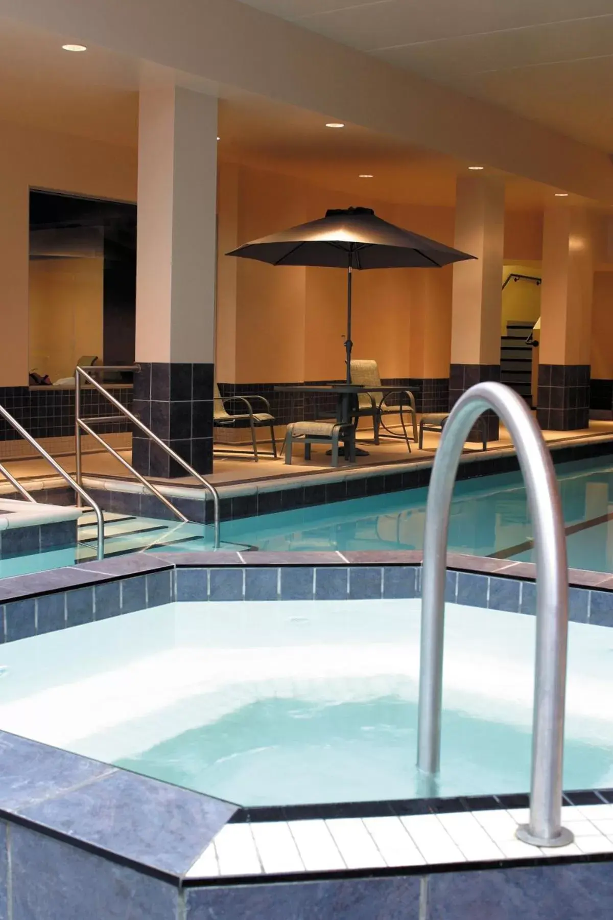 Hot Tub, Swimming Pool in Lord Elgin Hotel