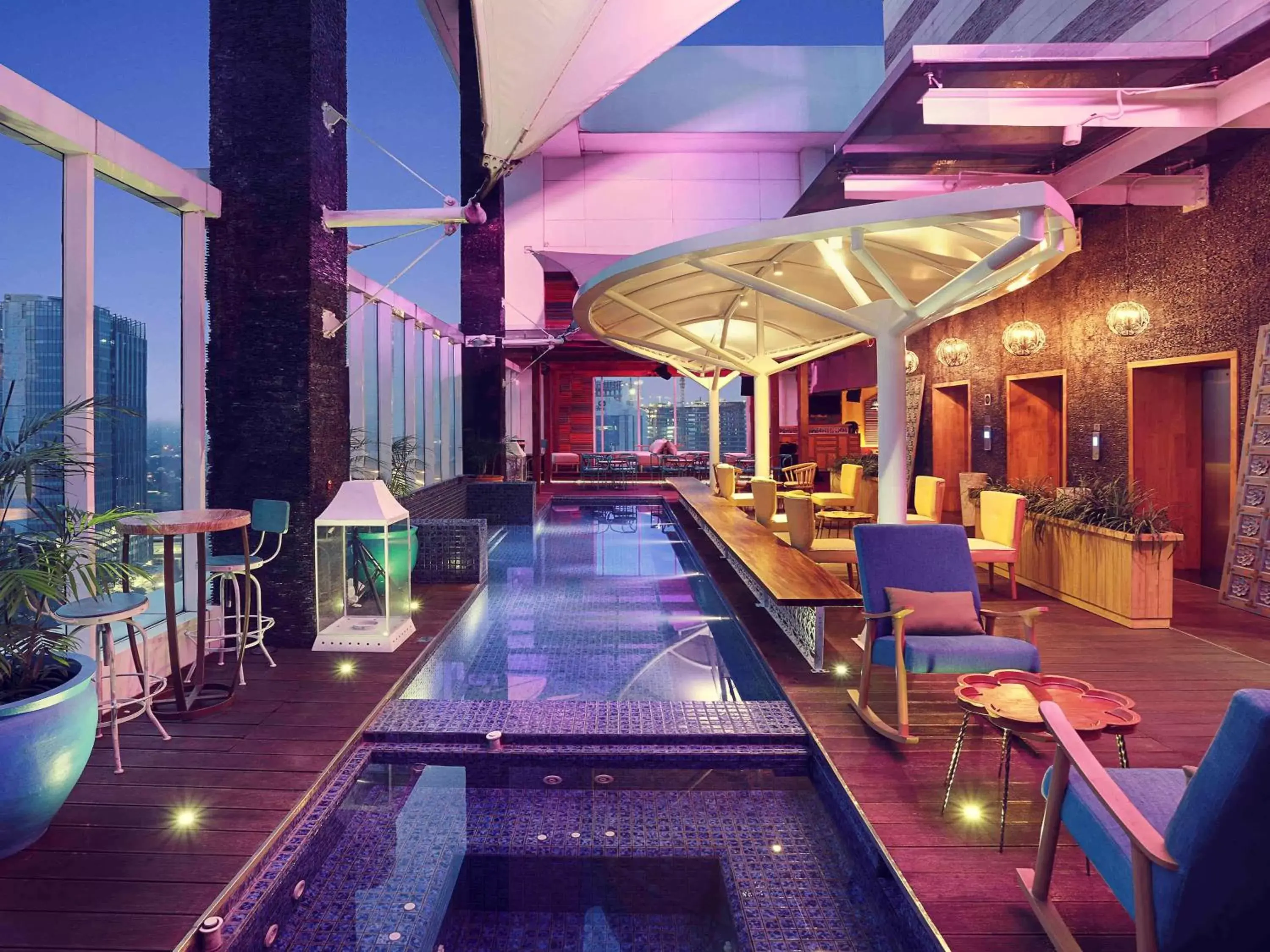 Lounge or bar, Swimming Pool in Mercure Jakarta Simatupang