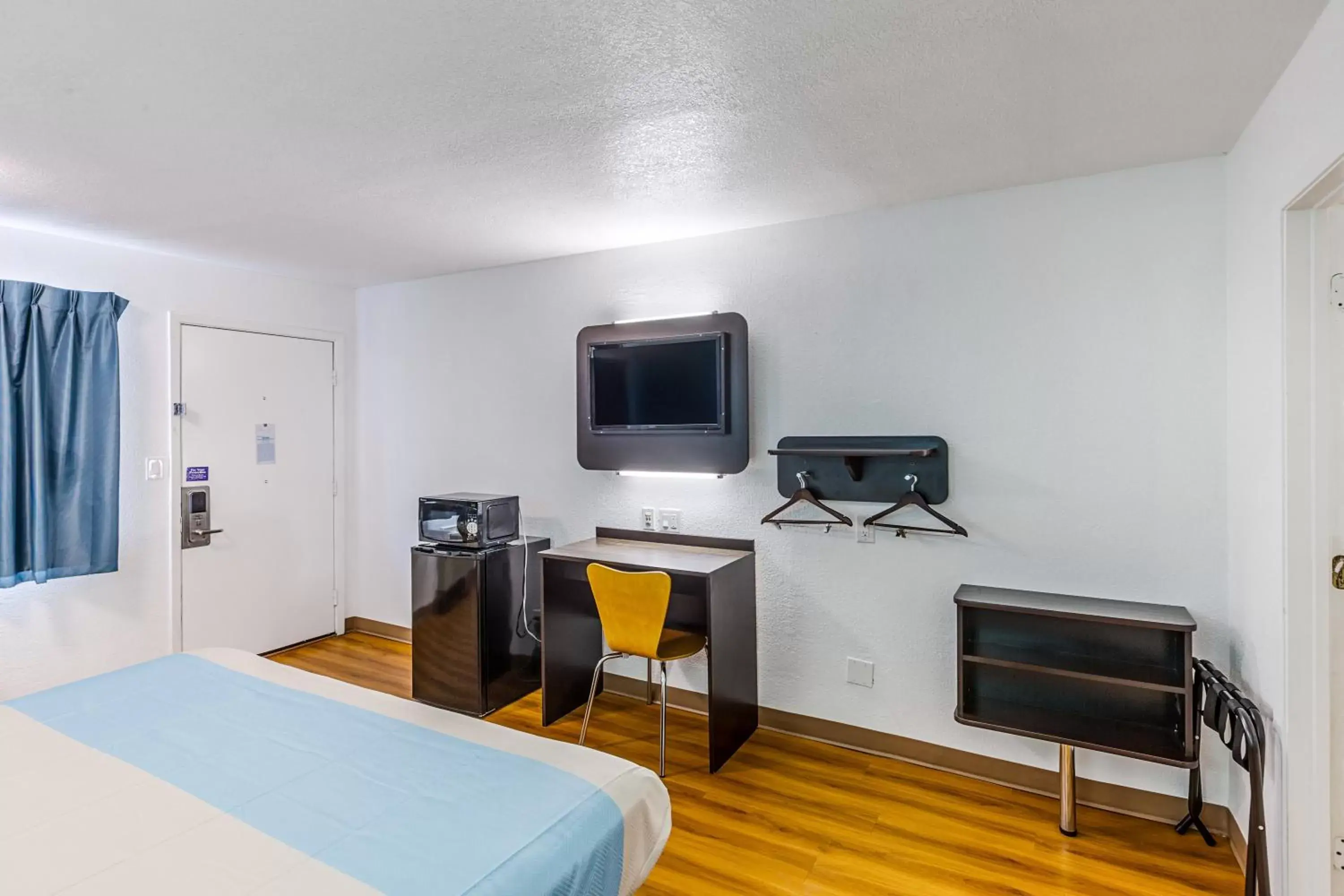 Bedroom, TV/Entertainment Center in Motel 6-Fort Worth, TX - Convention Center