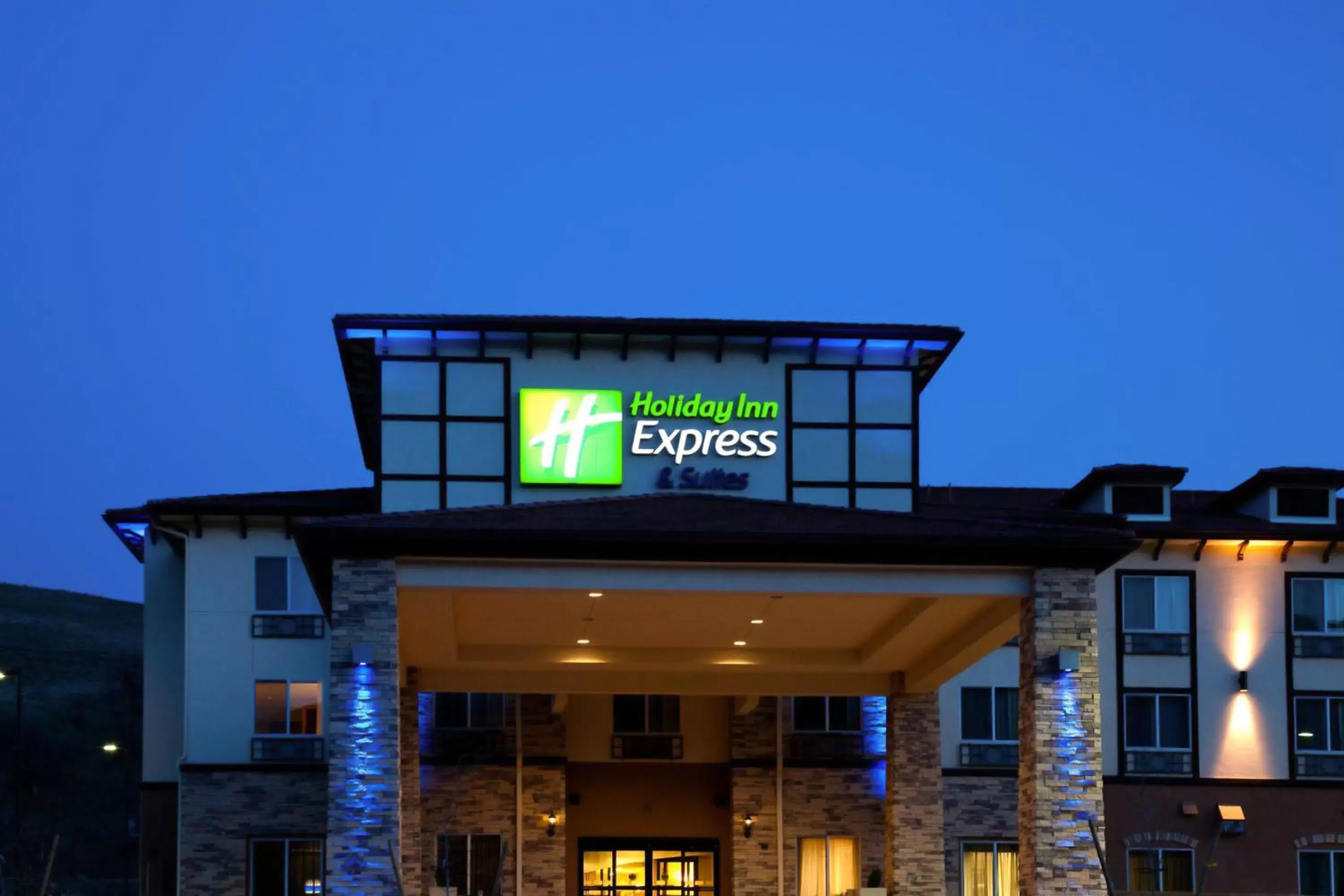 Property building in Holiday Inn Express & Suites Frazier Park, An IHG Hotel