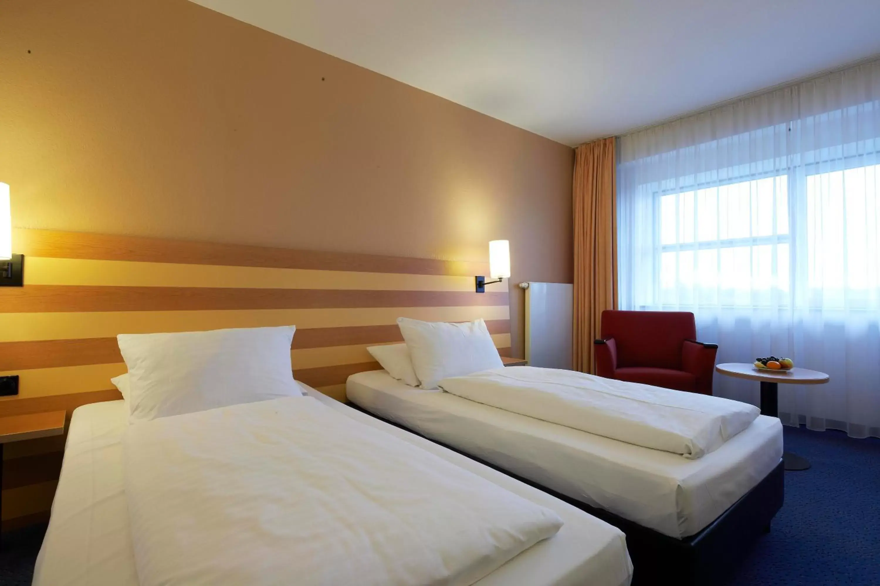 Photo of the whole room, Bed in IntercityHotel Frankfurt Airport