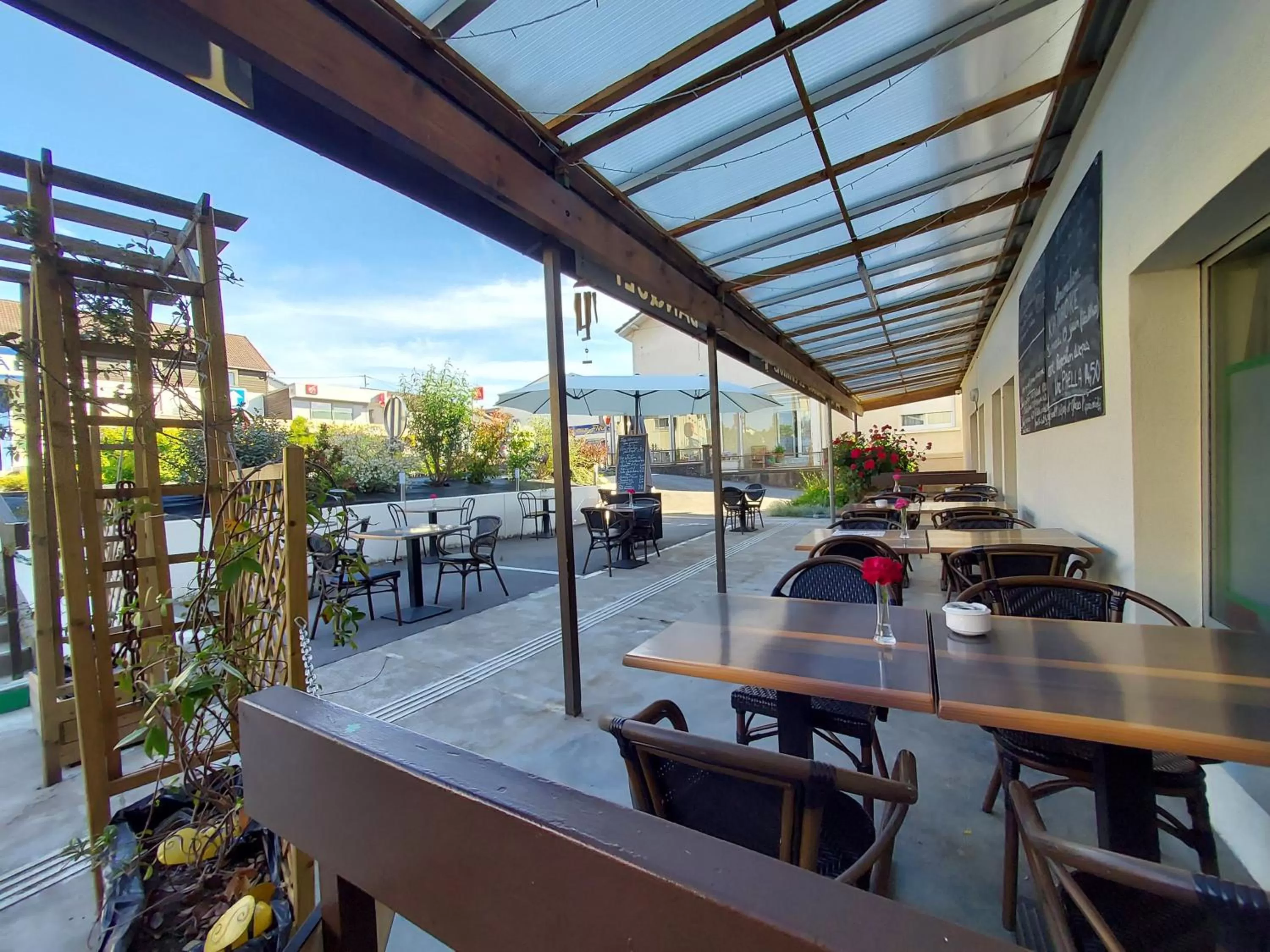 Patio in Hôtel le Comtois