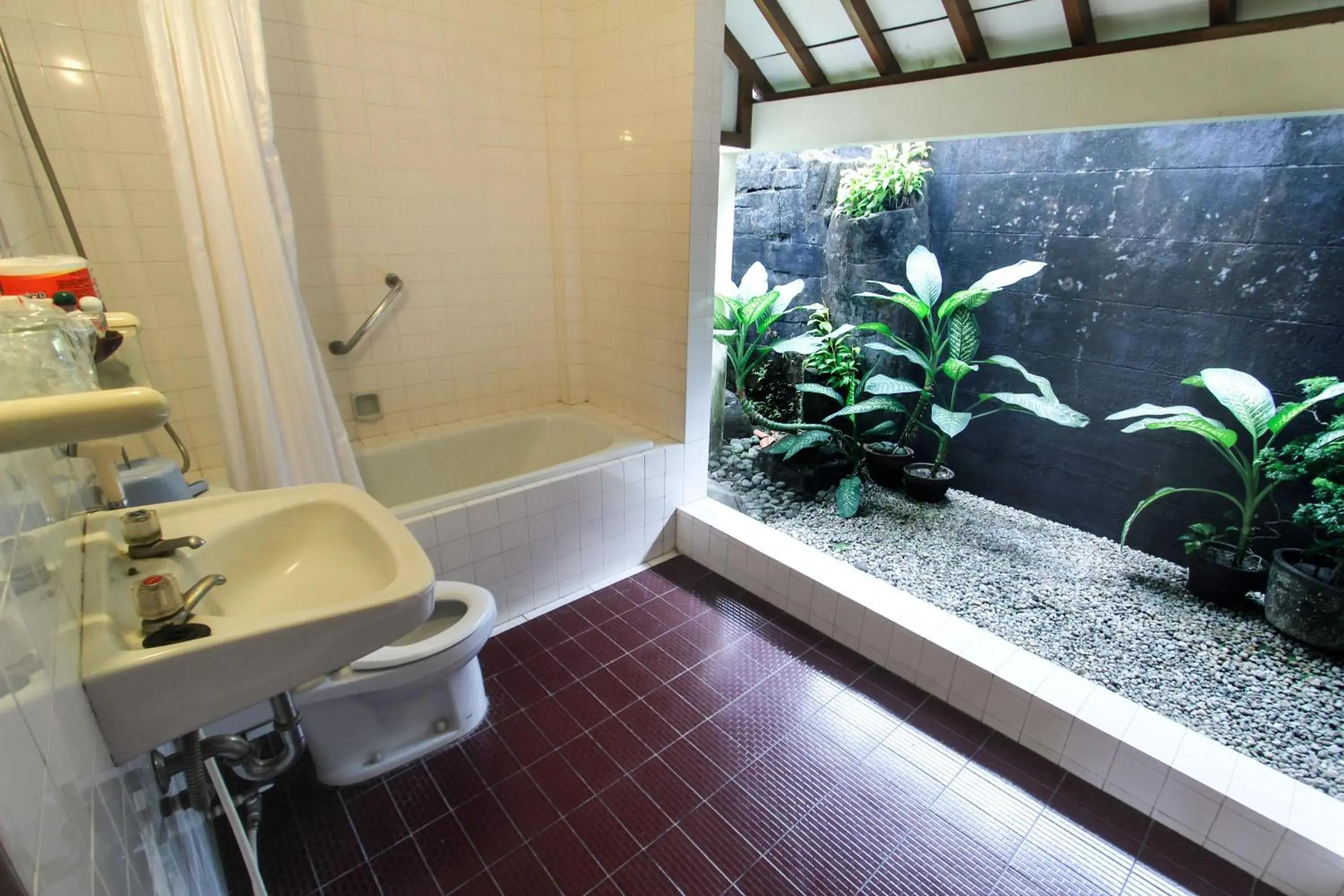 Shower, Bathroom in Duta Garden Hotel