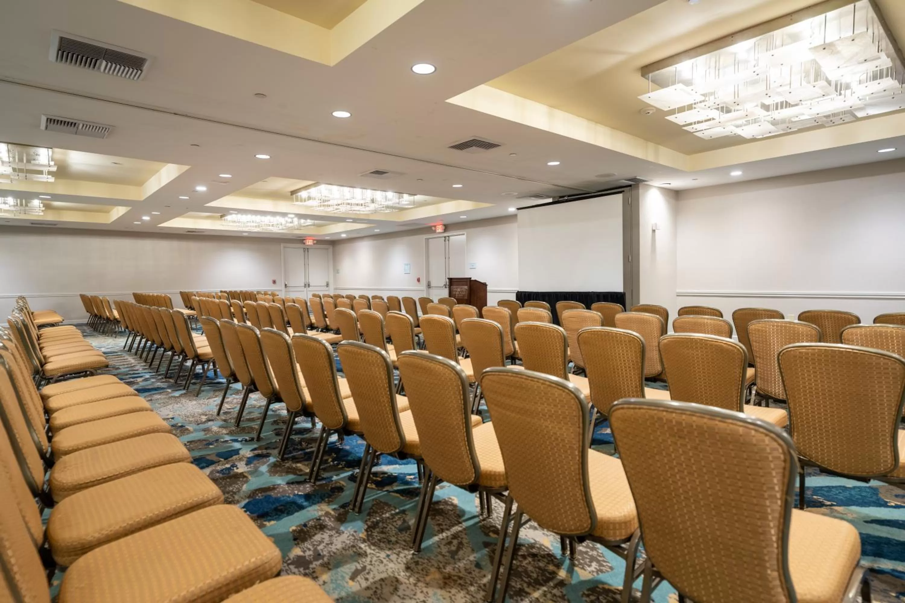Meeting/conference room in Crowne Plaza Ventura Beach by IHG