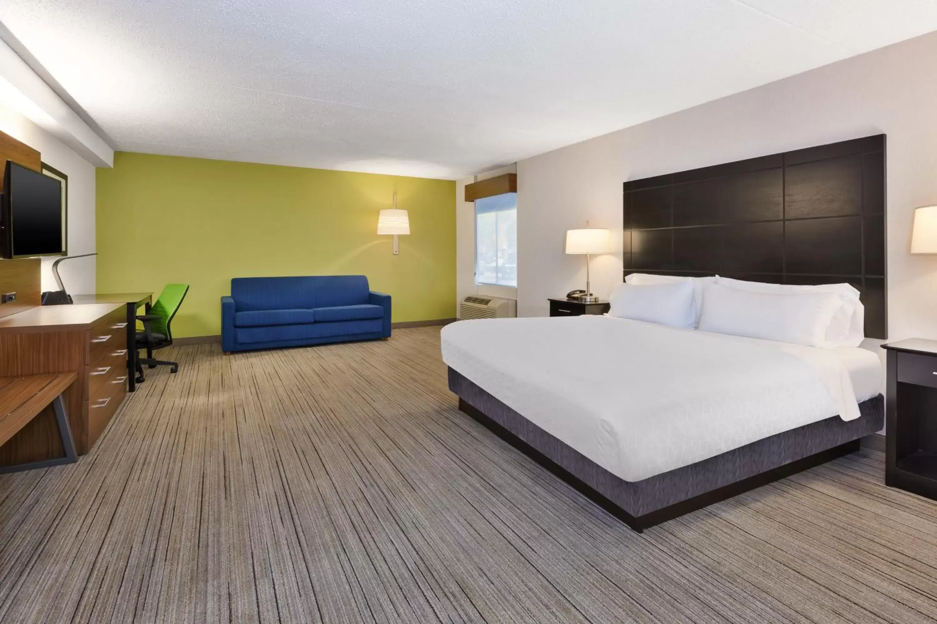 Bedroom, Bed in Holiday Inn Express - Waldorf, an IHG Hotel
