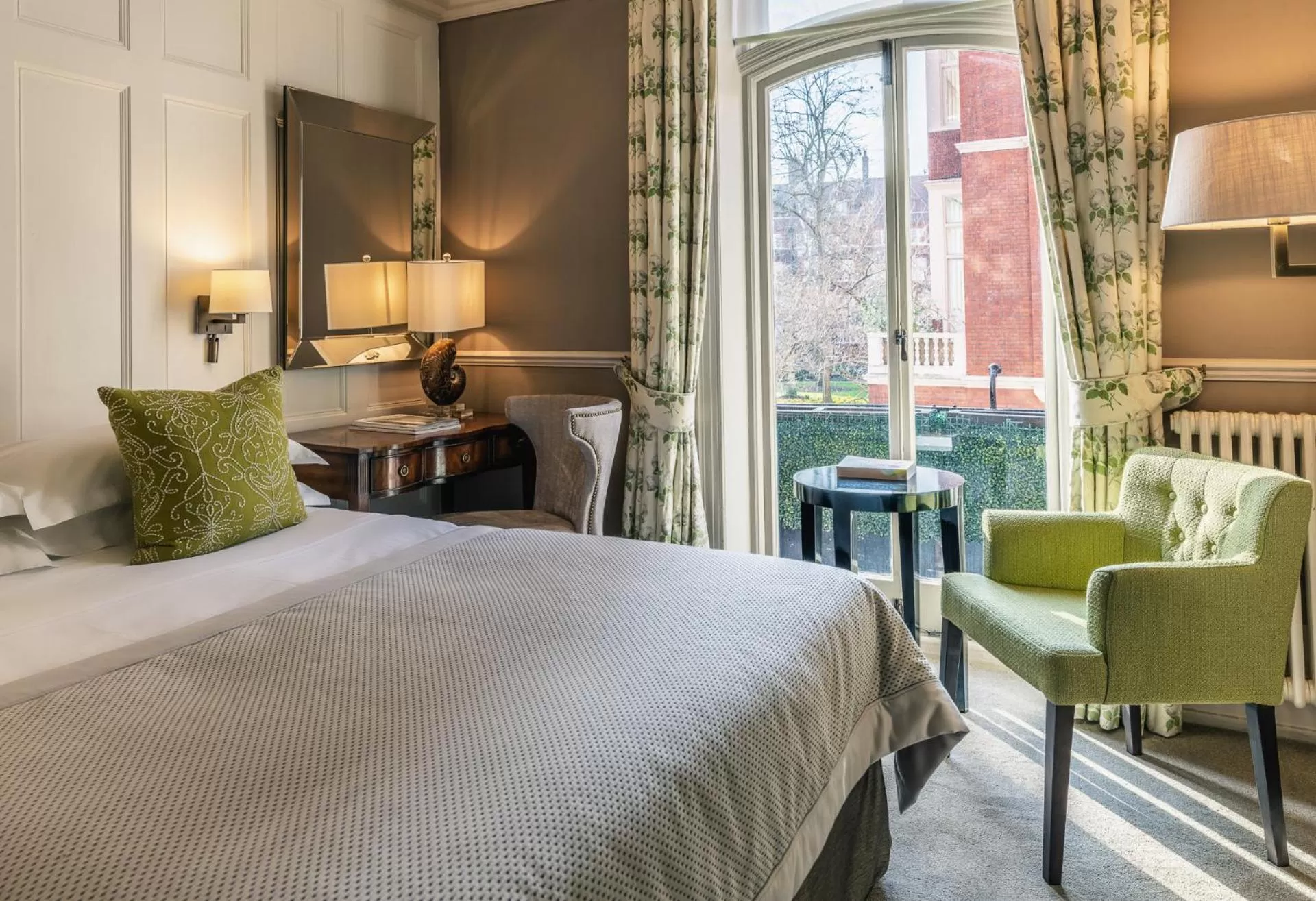 Photo of the whole room, Bed in 11 Cadogan Gardens and The Apartments by Iconic Luxury Hotels