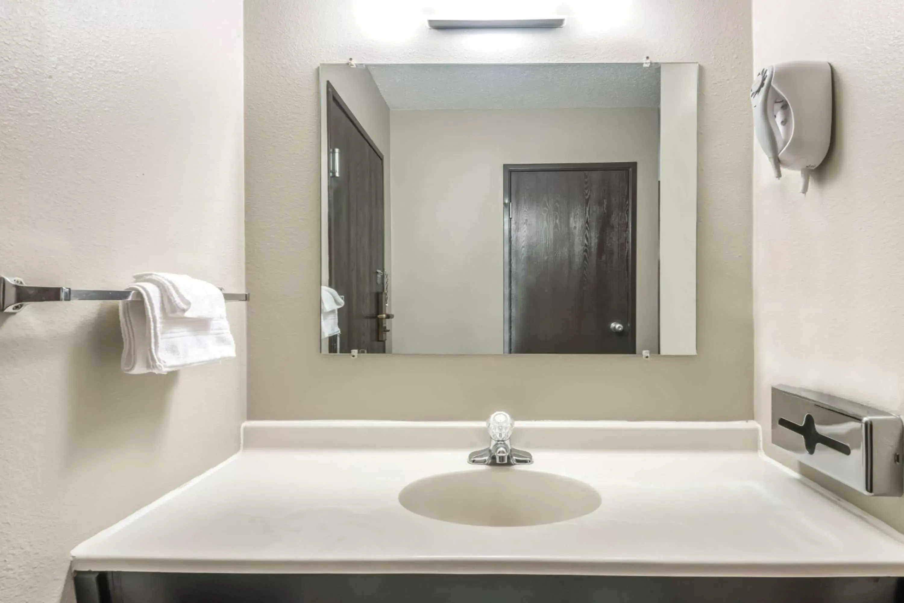 Photo of the whole room, Bathroom in Super 8 by Wyndham Kimball