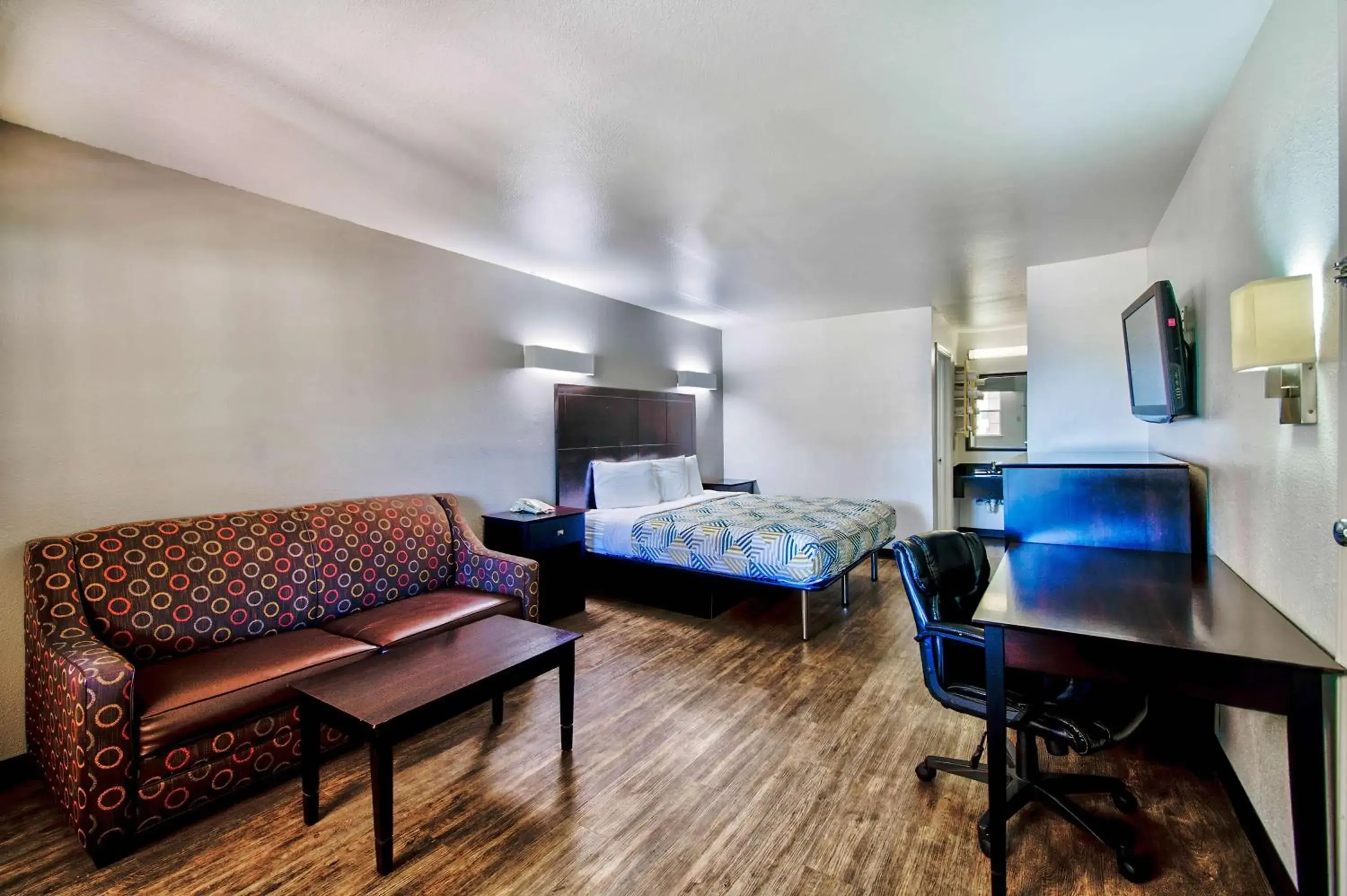 Bedroom, Seating Area in Motel 6-Arlington, TX