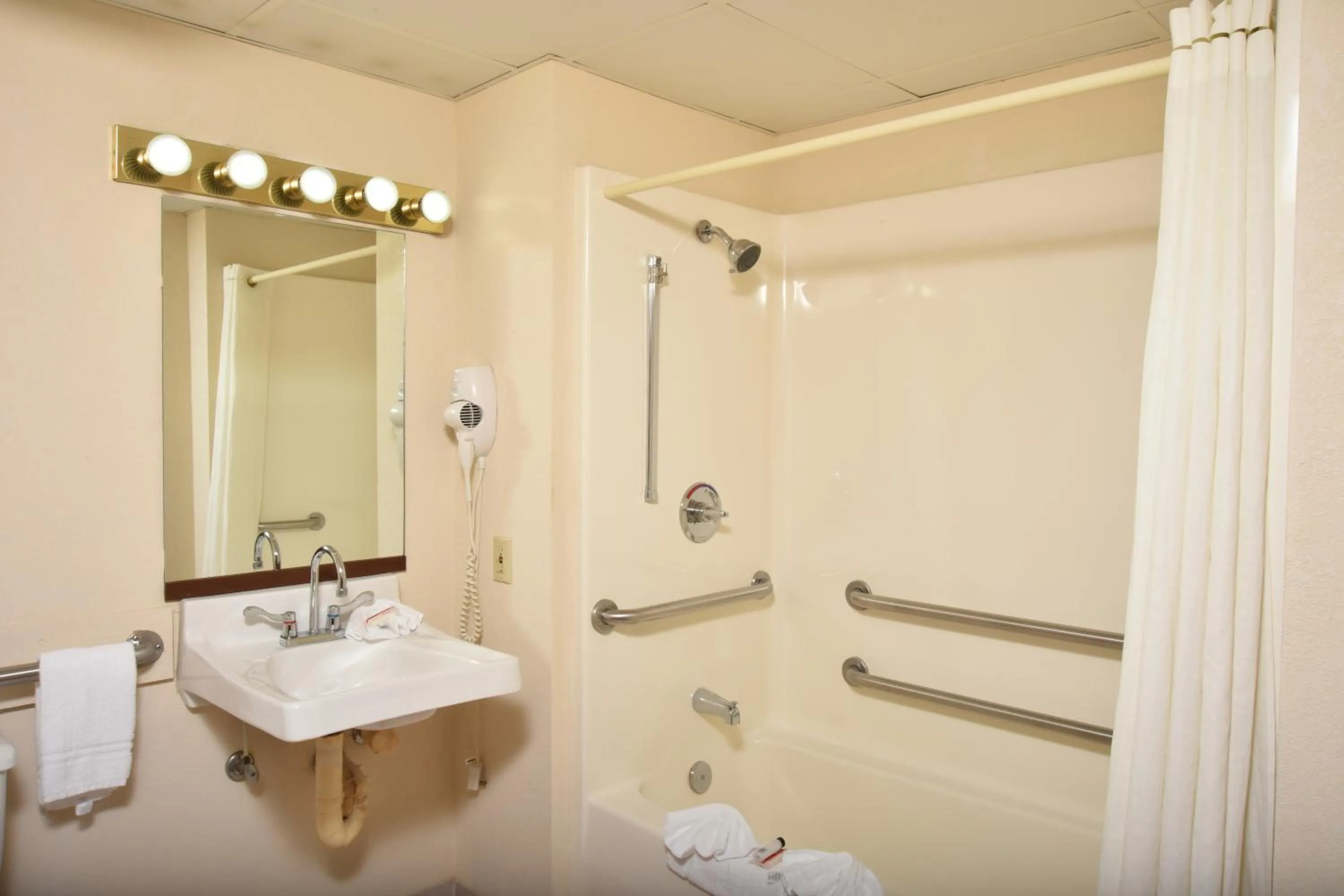 Facility for disabled guests in Super 8 by Wyndham Springfield-Battlefield