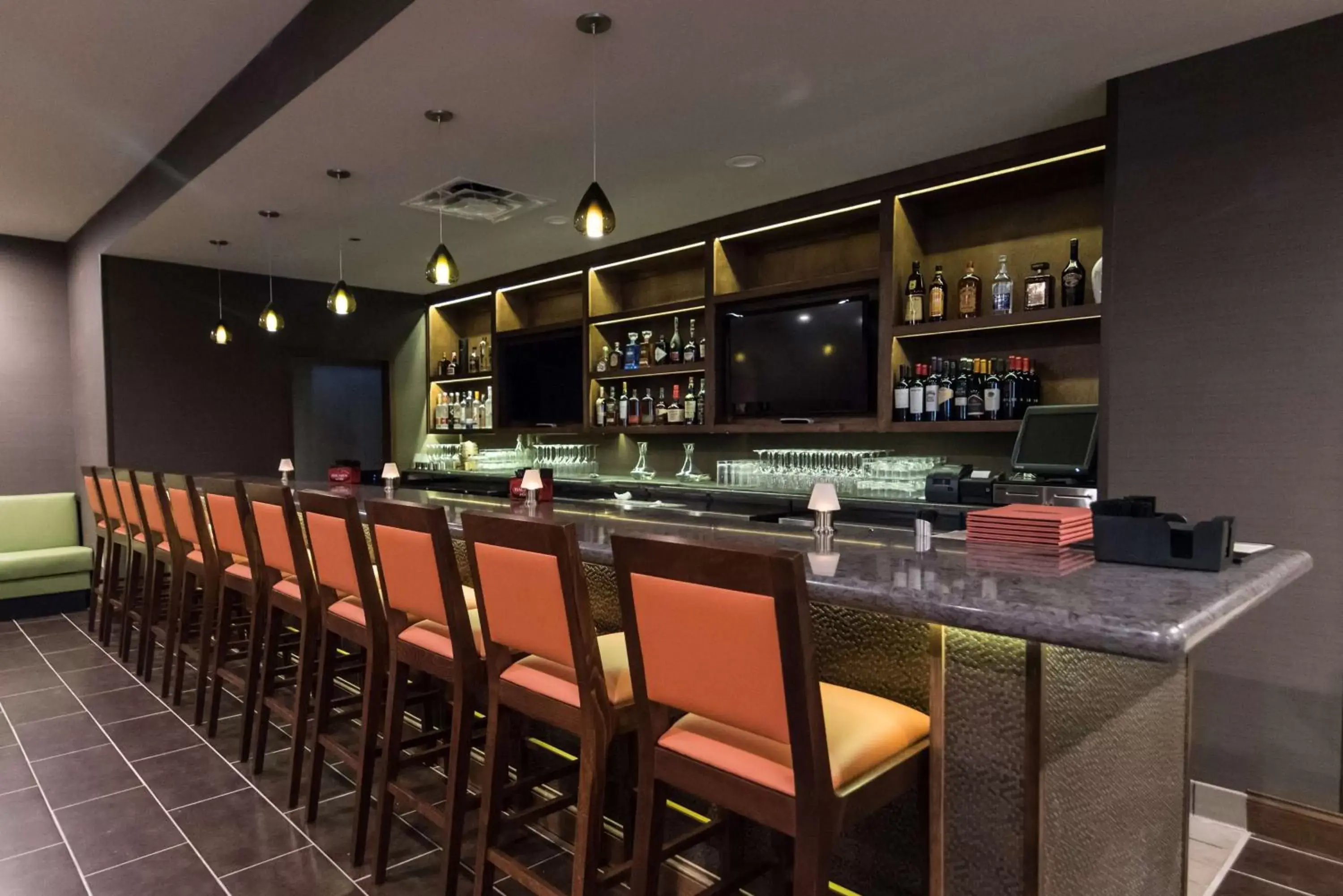 Lounge or bar, Lounge/Bar in DoubleTree by Hilton Cleveland – Westlake