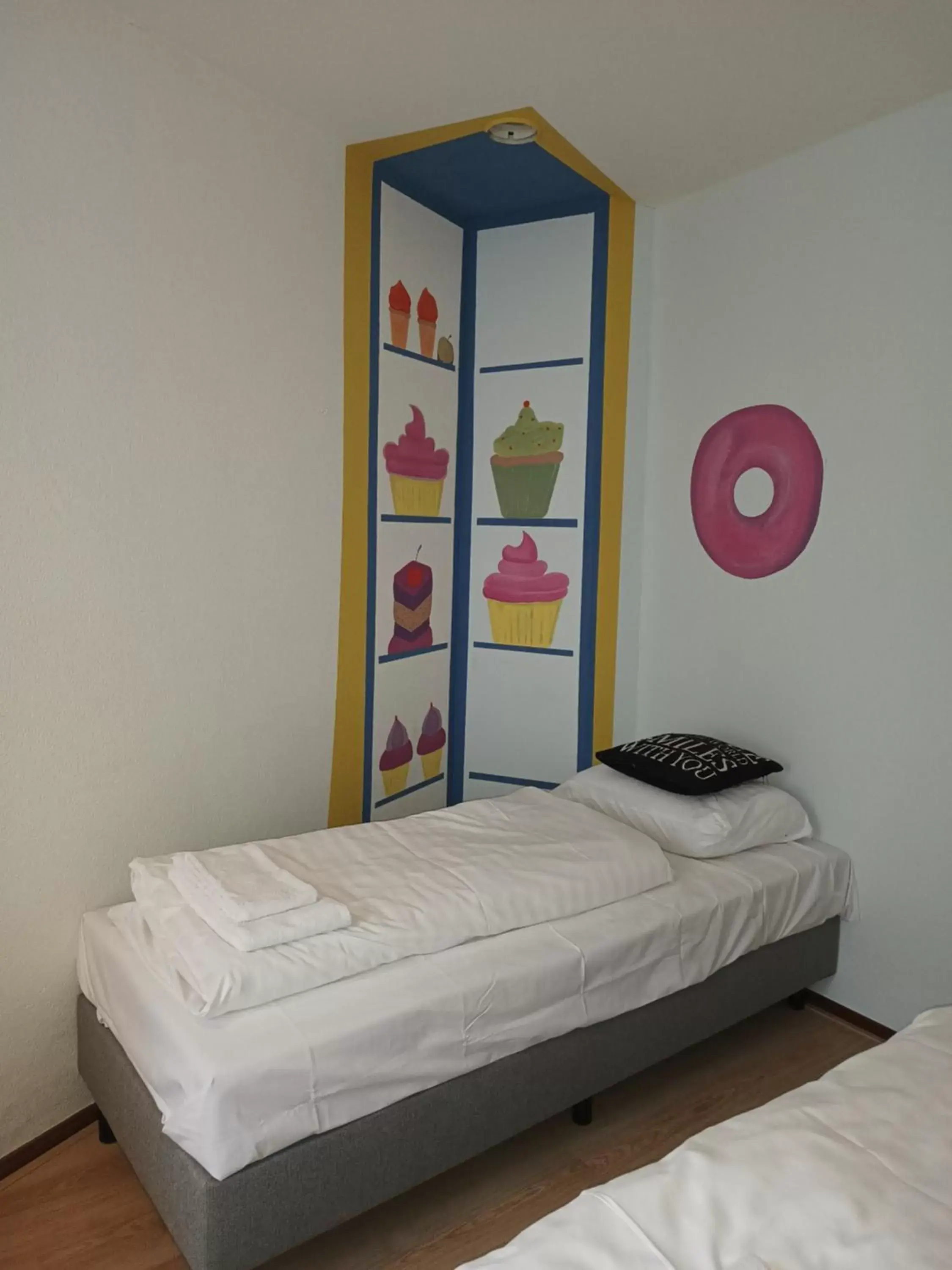 Triple Room with Bathroom in Hotel Gaudi Triple Room with Bathroom in Hotel Gaudi