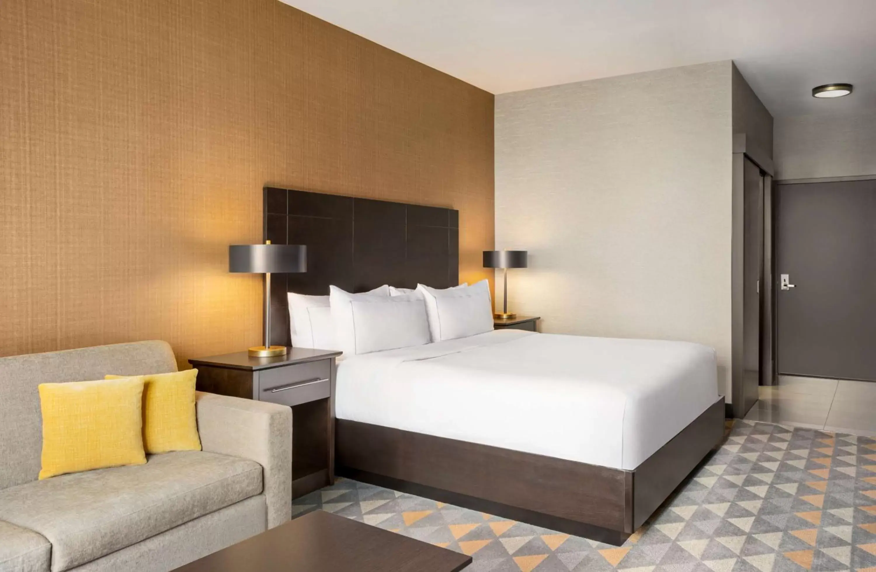 Bedroom, Bed in Doubletree By Hilton Pointe Claire Montreal Airport West