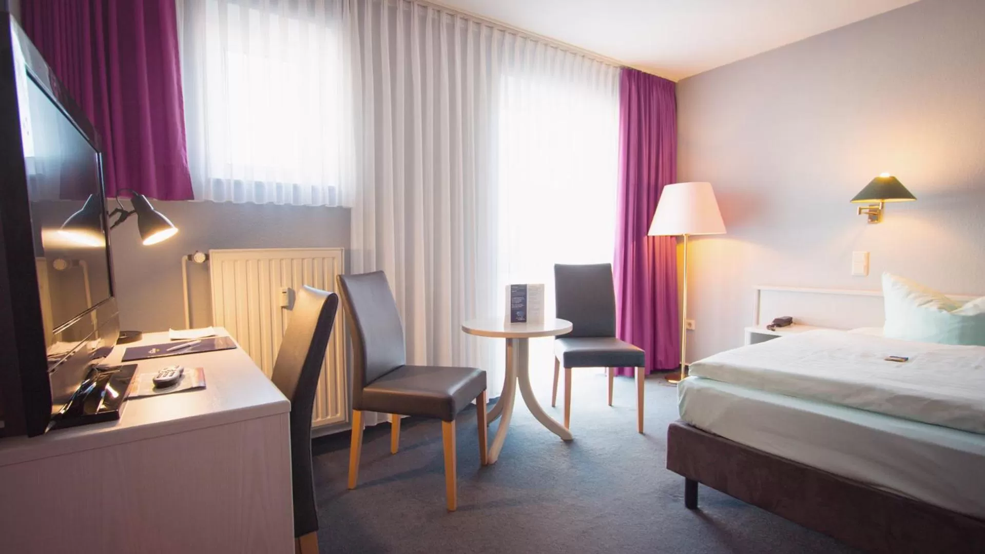 Photo of the whole room, Bed in Excelsior Bochum