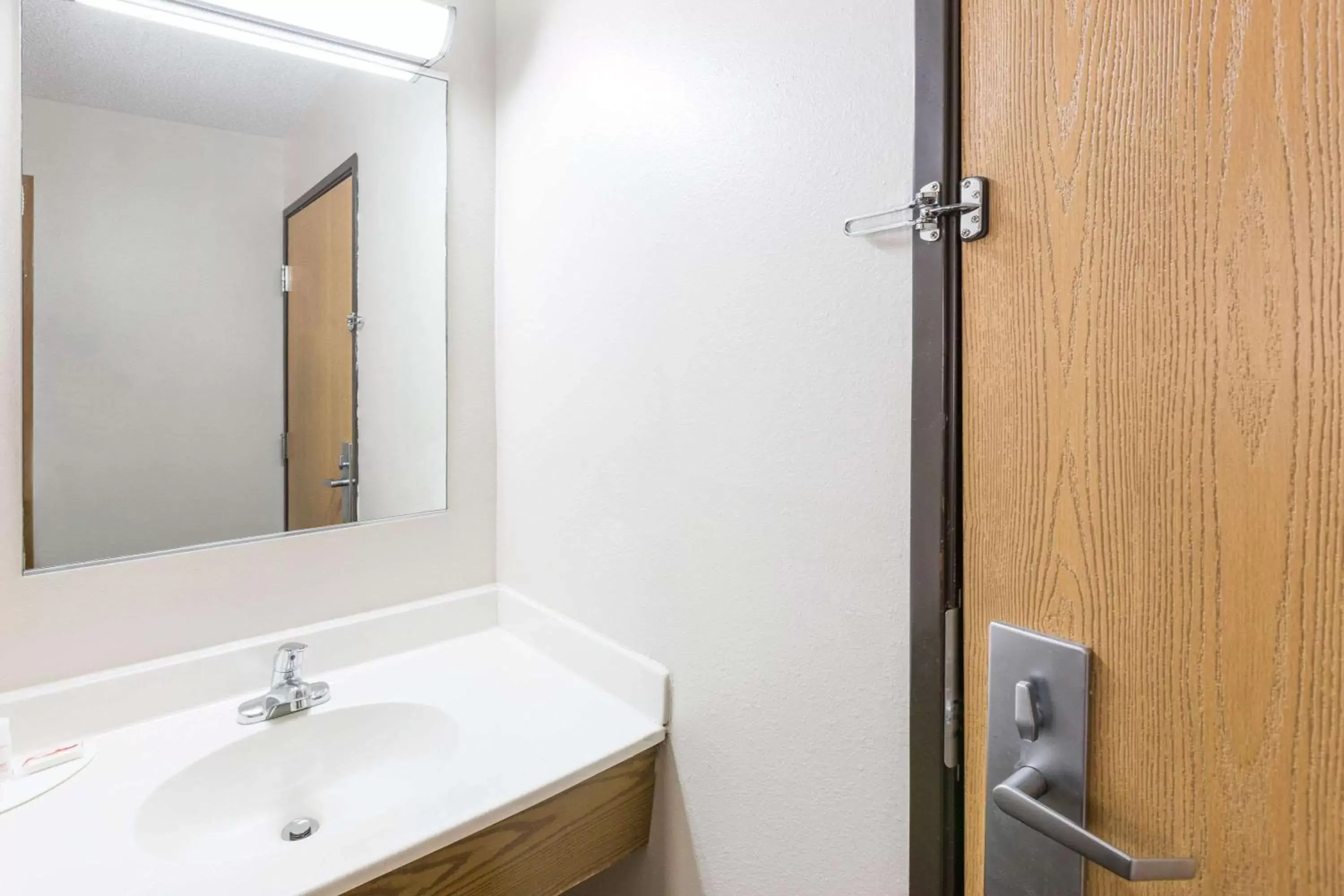 Bathroom in Super 8 by Wyndham Osceola IA