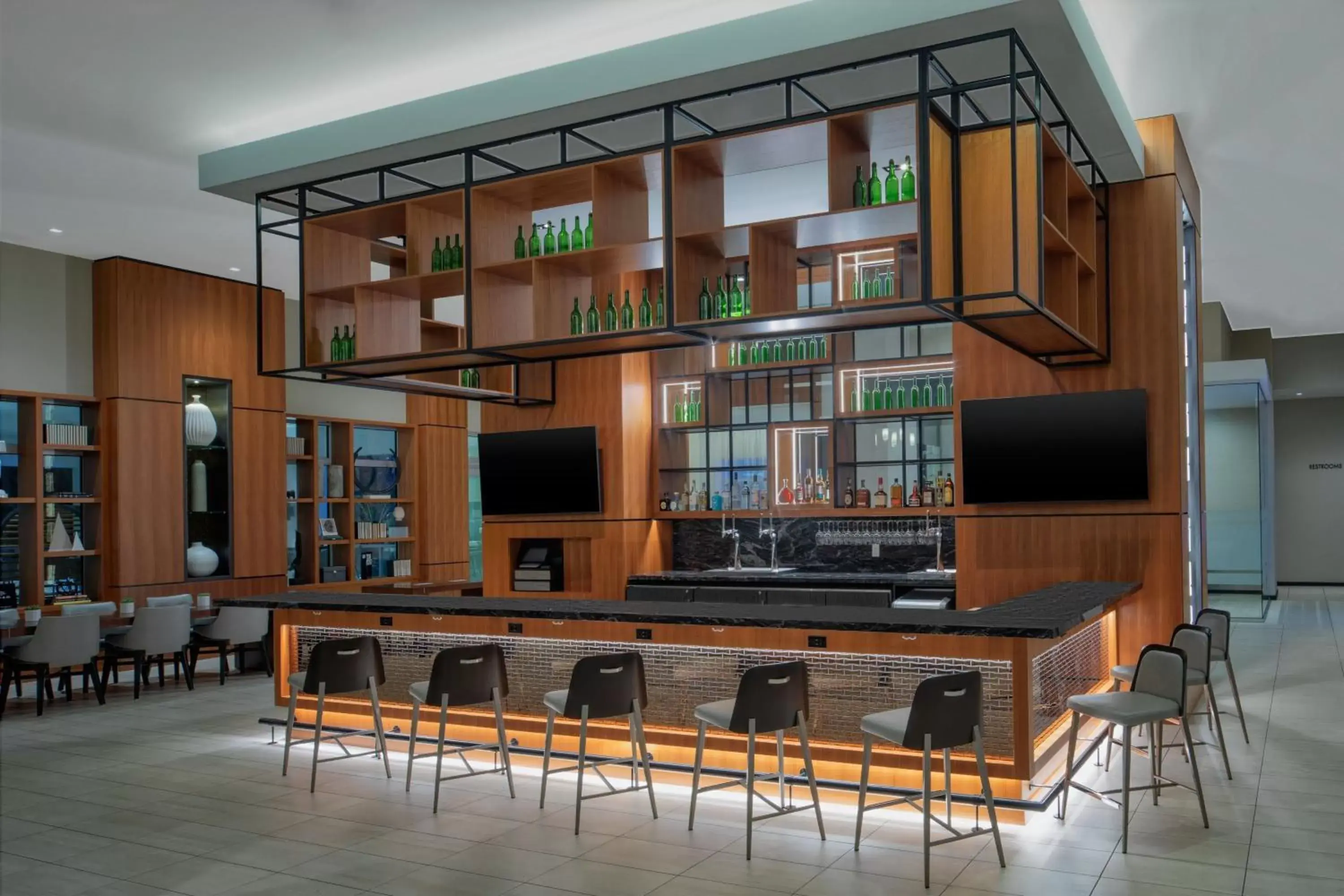 Lounge or bar, TV/Entertainment Center in AC Hotel by Marriott Fort Lauderdale Airport