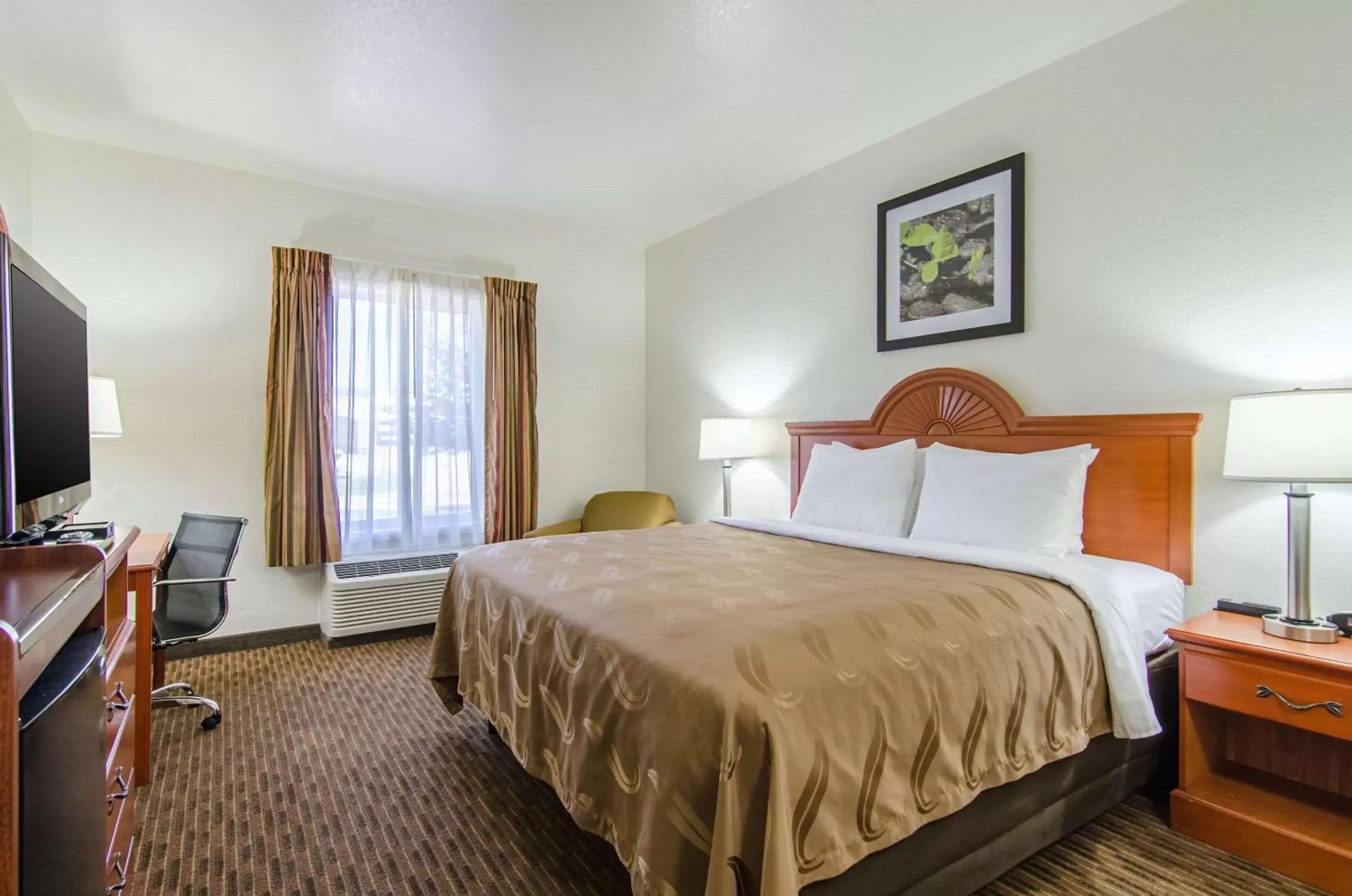 Photo of the whole room, Bed in Quality Inn Junction City near Fort Riley